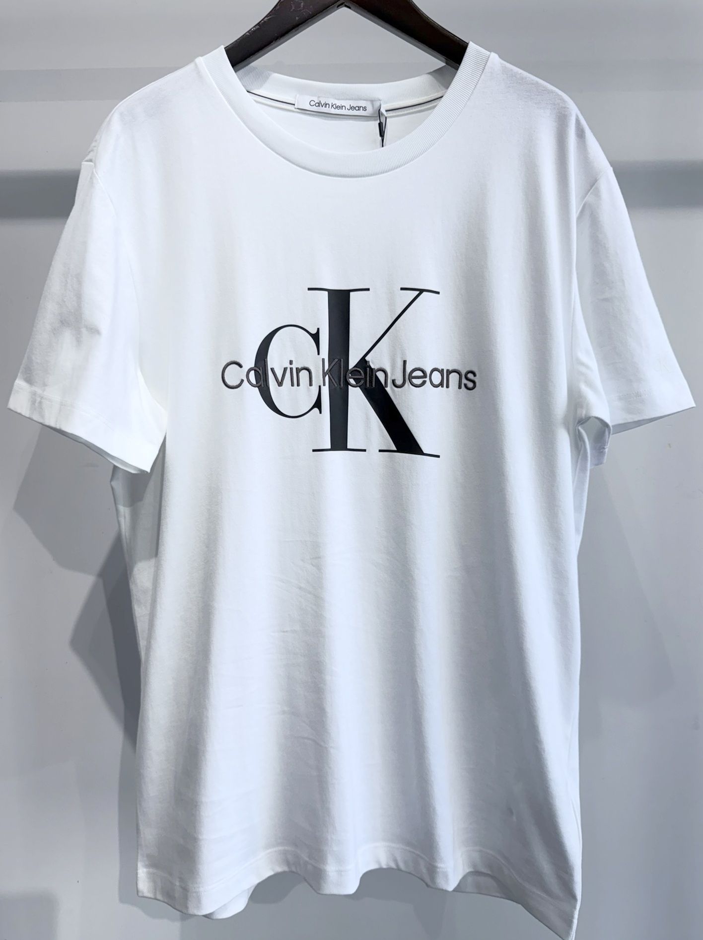 希少稀な Calvin J320770 / モノグラムロゴ刺繍Tシャツ - Klein Tシャツ(半袖+袖なし)