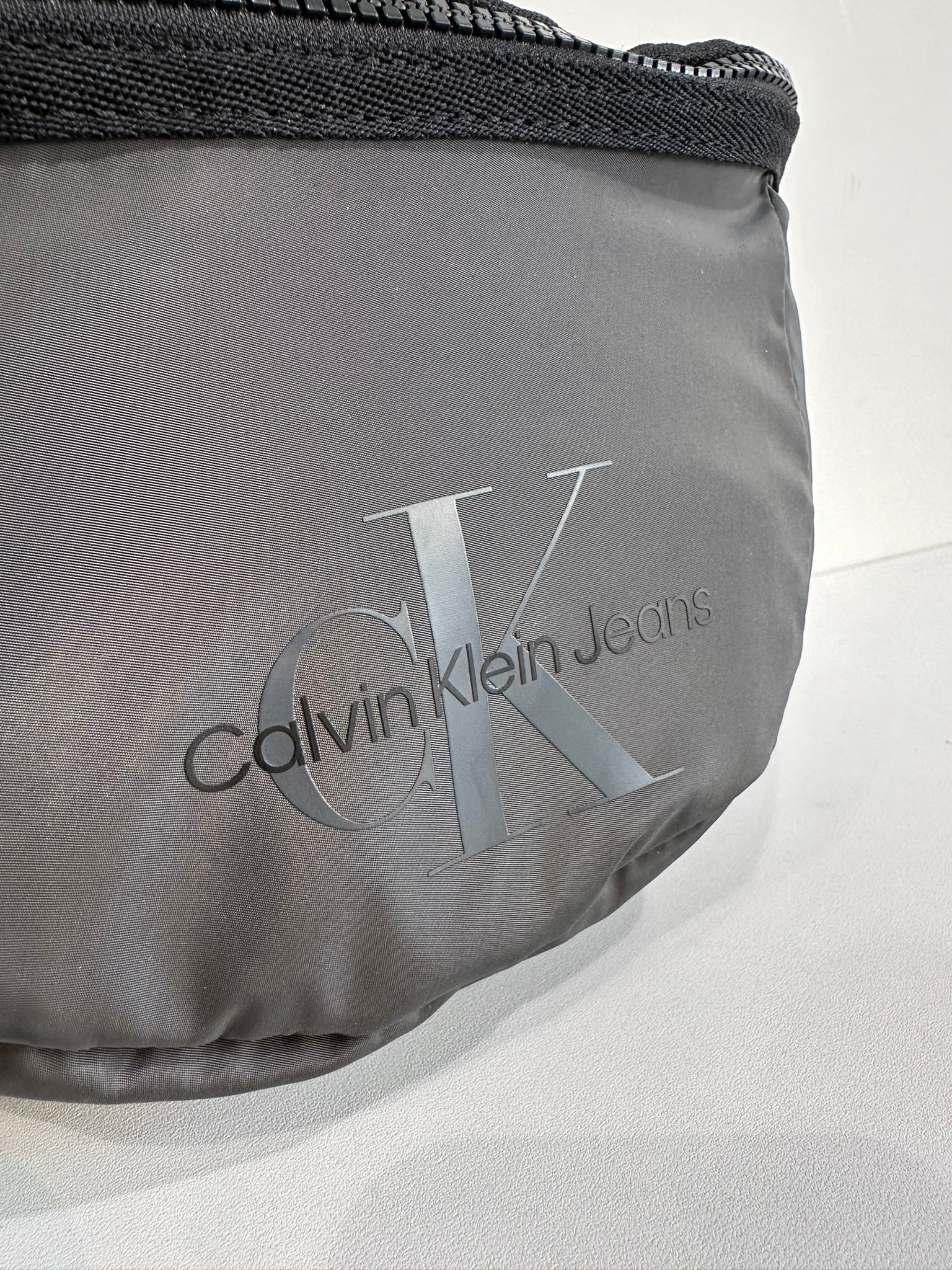 Calvin Klein - REVERSIBLE REV ZIP SADDLE BAG 28 / HH3830 / リバーシブルボディーバッグ /  ブラック×グレー | LUKE