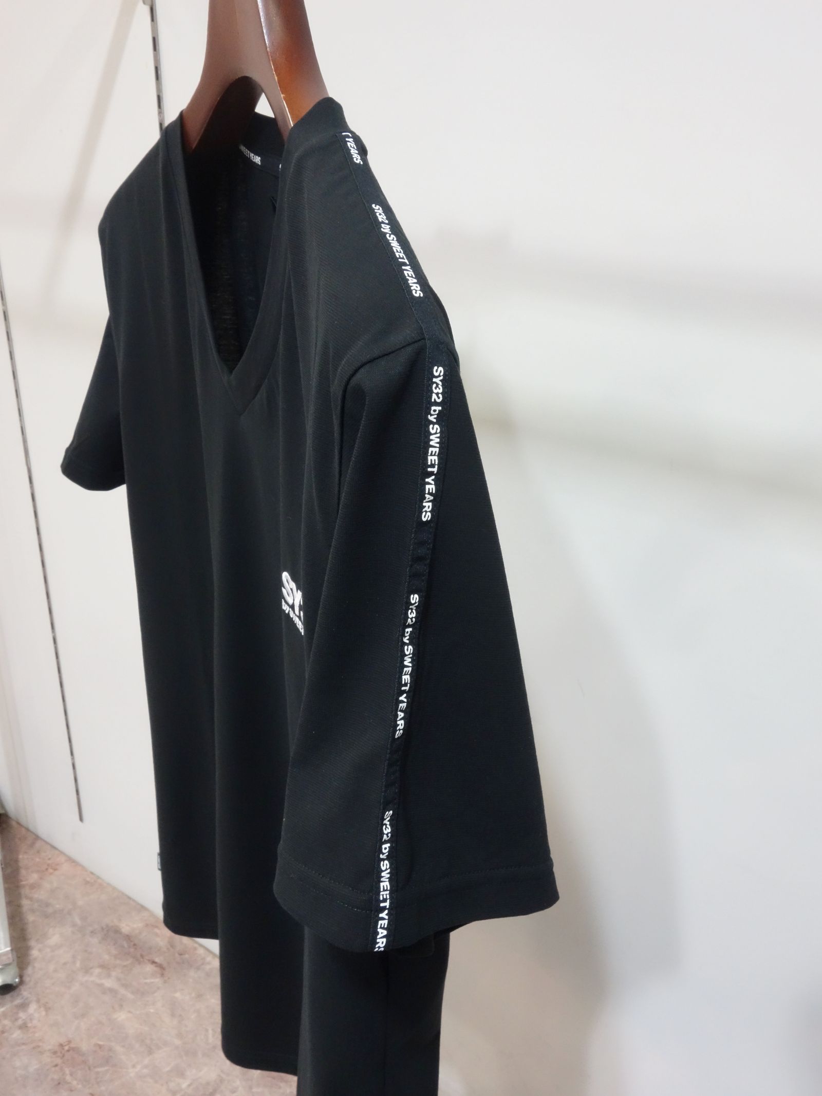 V NECK LOGO TAPE TEE / 11452 / プリントTシャツ