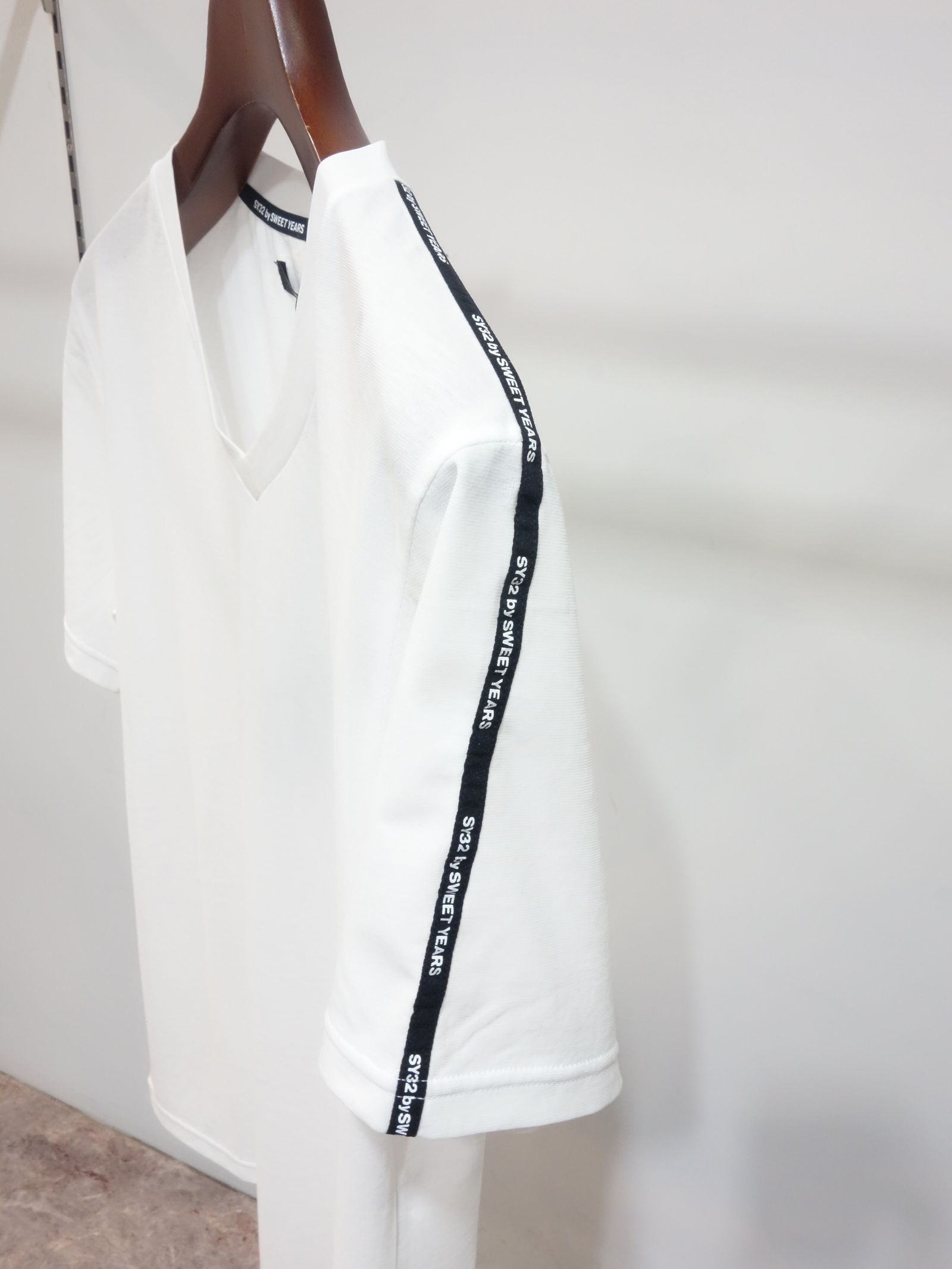 V NECK LOGO TAPE TEE / 11452 / プリントTシャツ
