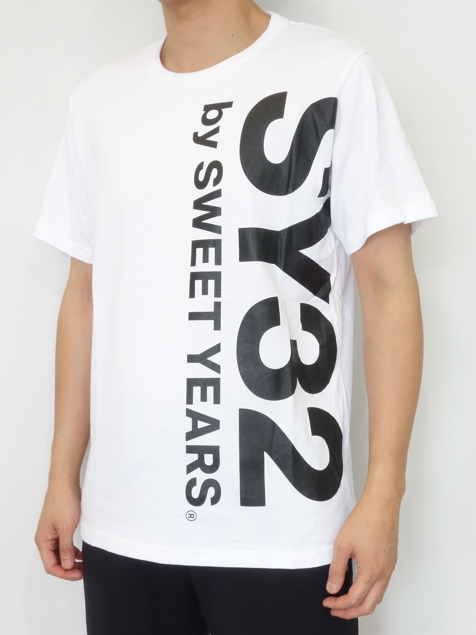 SY32 by SWEET YEARS - VERTICAL LOGO TEE / TNS1727J / プリントT