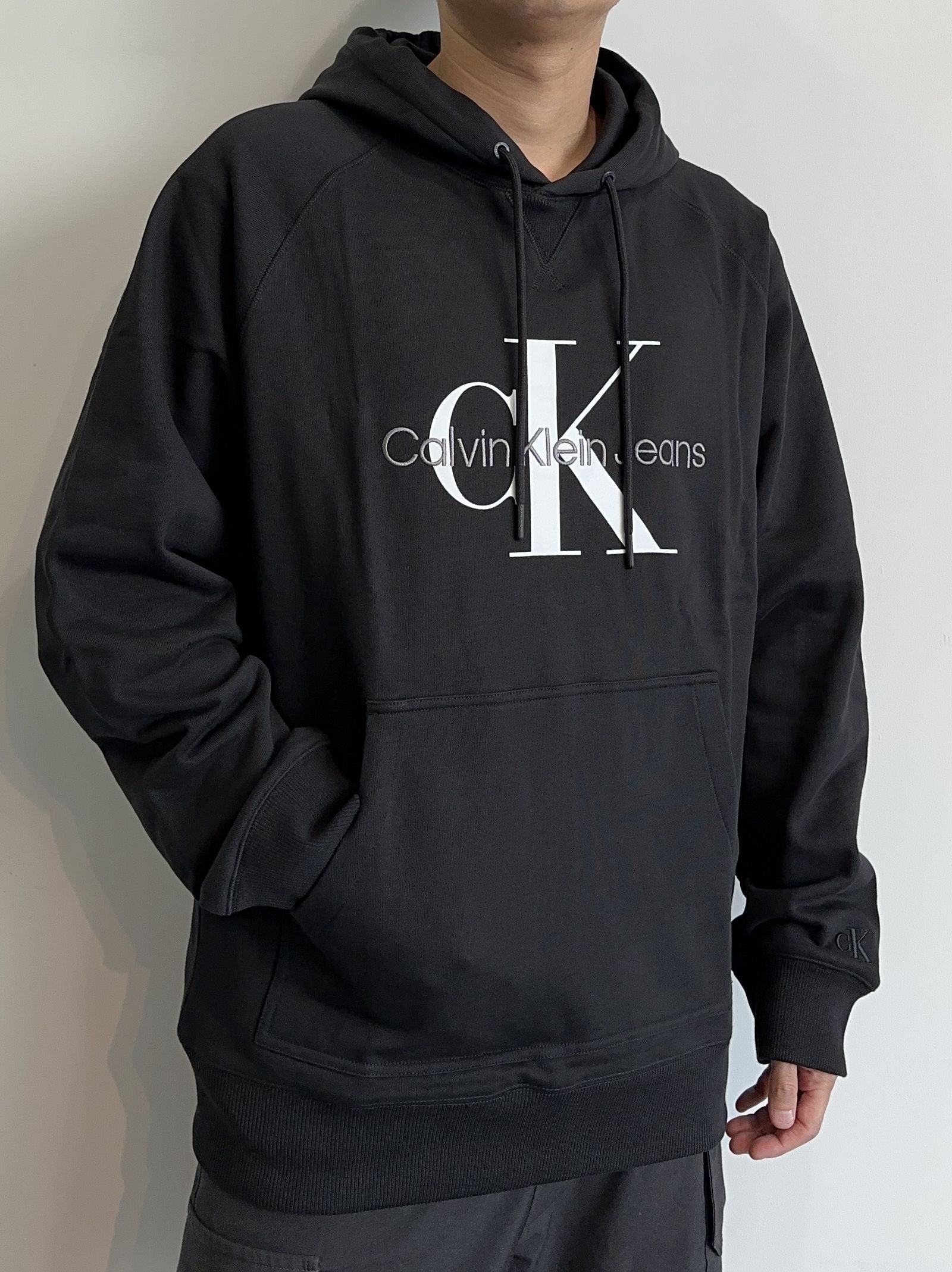 Calvin Klein - リラックス モノロゴパーカー / J325245 / ブラック | LUKE