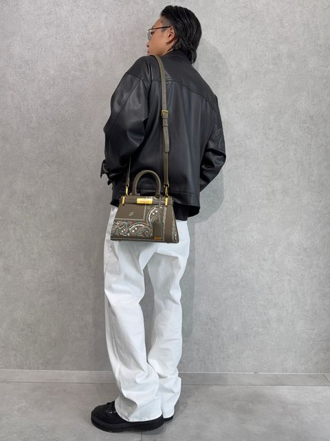 バッグで差し色コーデ