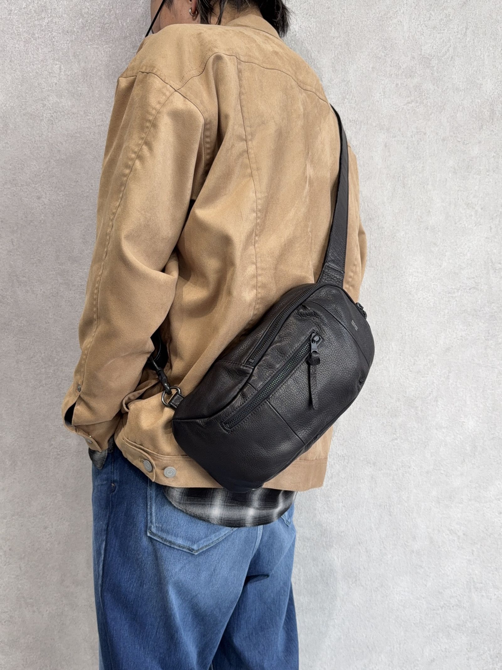 オイルドカウレザー ボディショルダーバッグ / DCD-01075B / ブラック×ブラック
