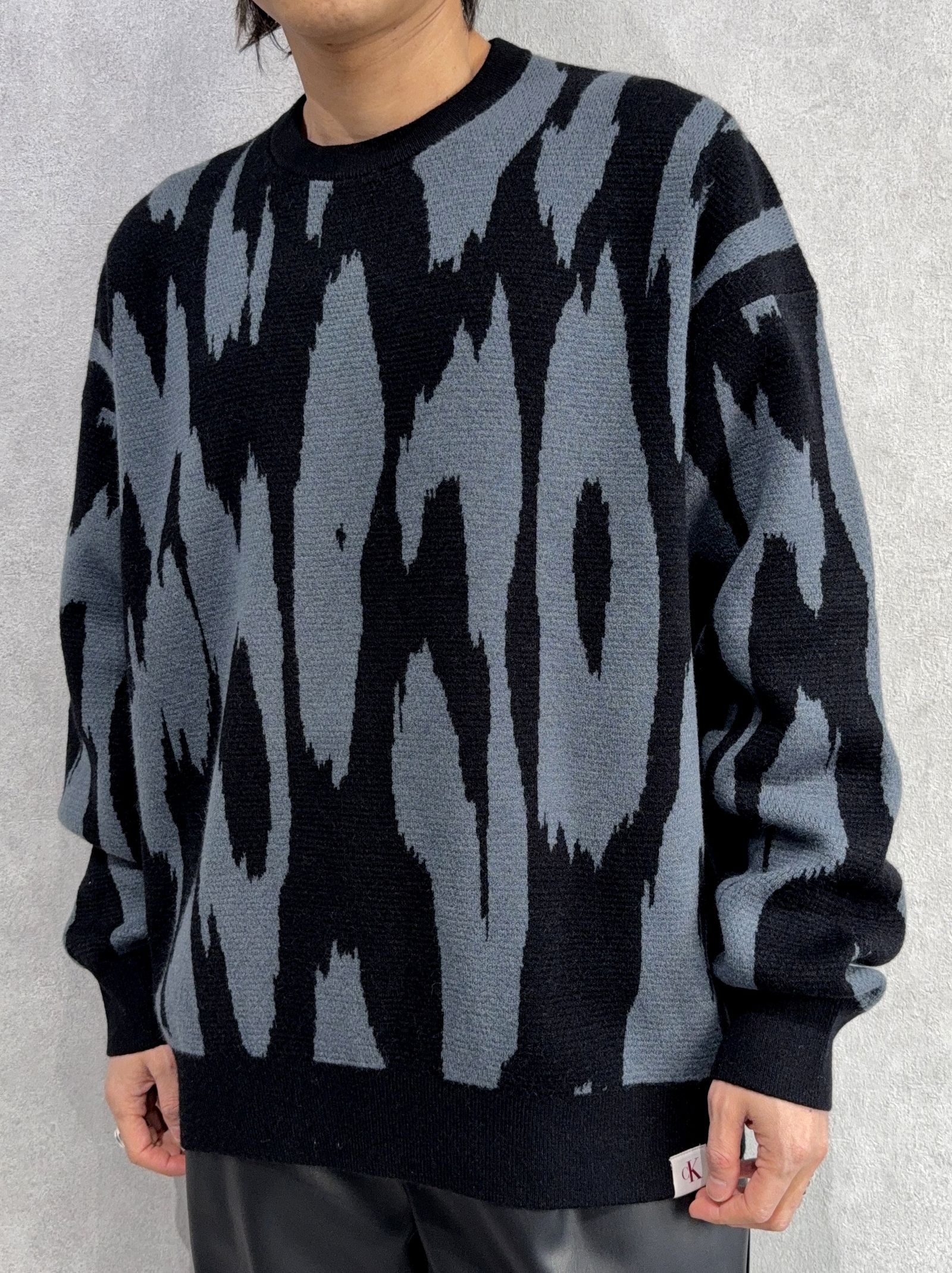 アブストラクトジャカードクルーネックセーター / 4RD310G / WD7(ブラック×ブルーグレー)