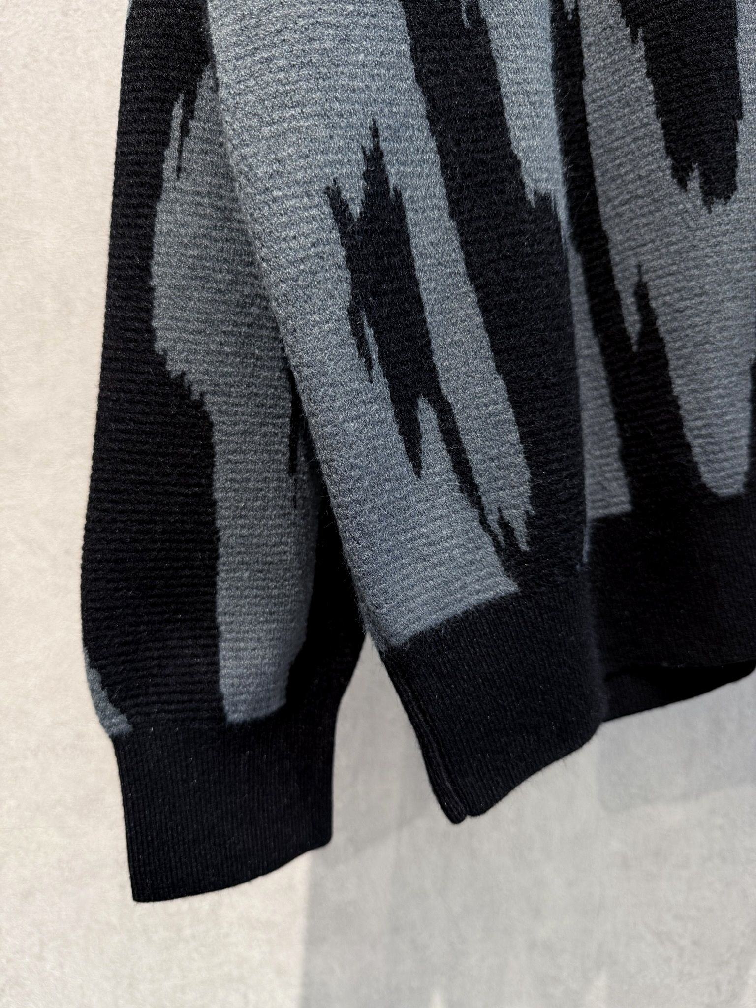 アブストラクトジャカードクルーネックセーター / 4RD310G / WD7(ブラック×ブルーグレー)