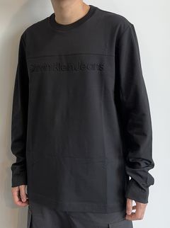 インスティテューショナルエンボスロゴ レギュラーフィット ロングスリーブTシャツ / J324495 / ブラック