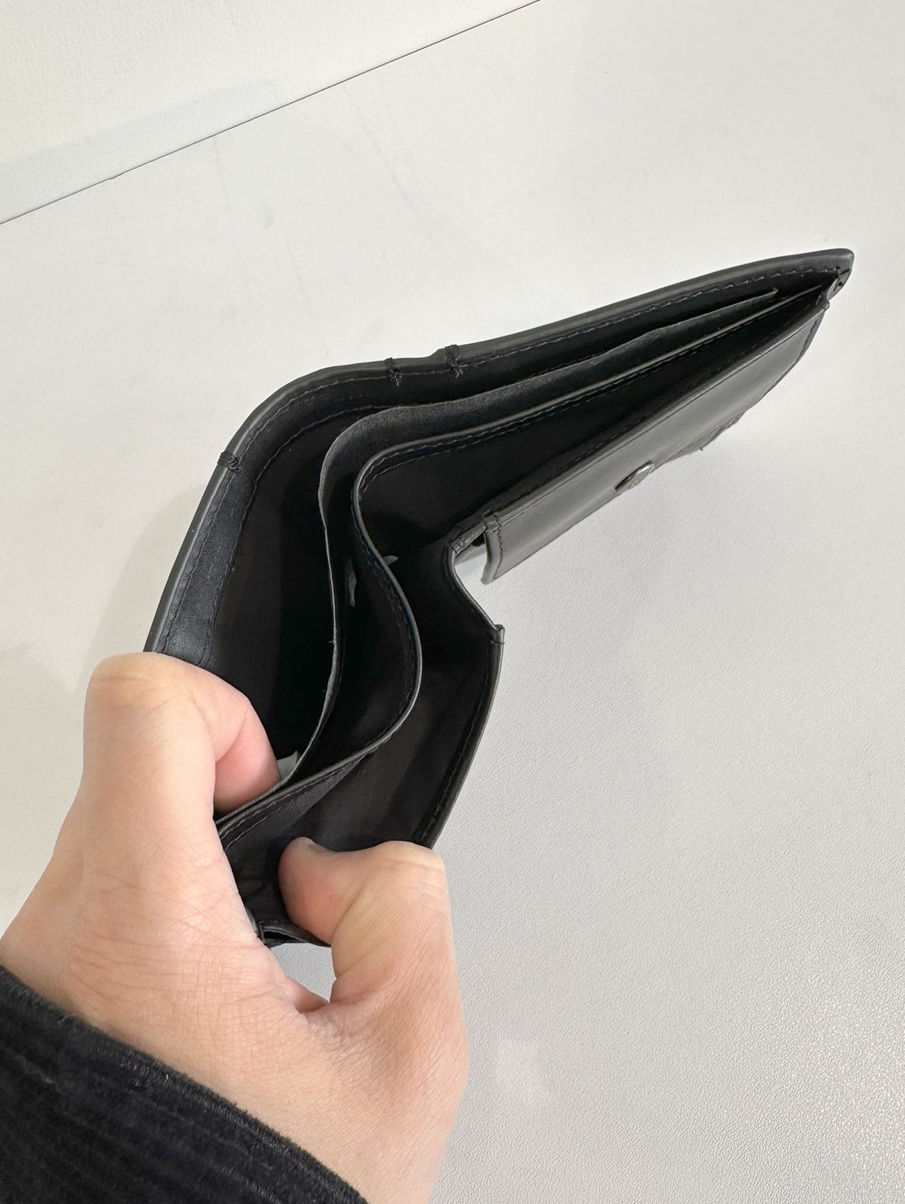 INST PLAQUE BIFOLD W/COIN / HP2180 / 二つ折り財布 / ブラック