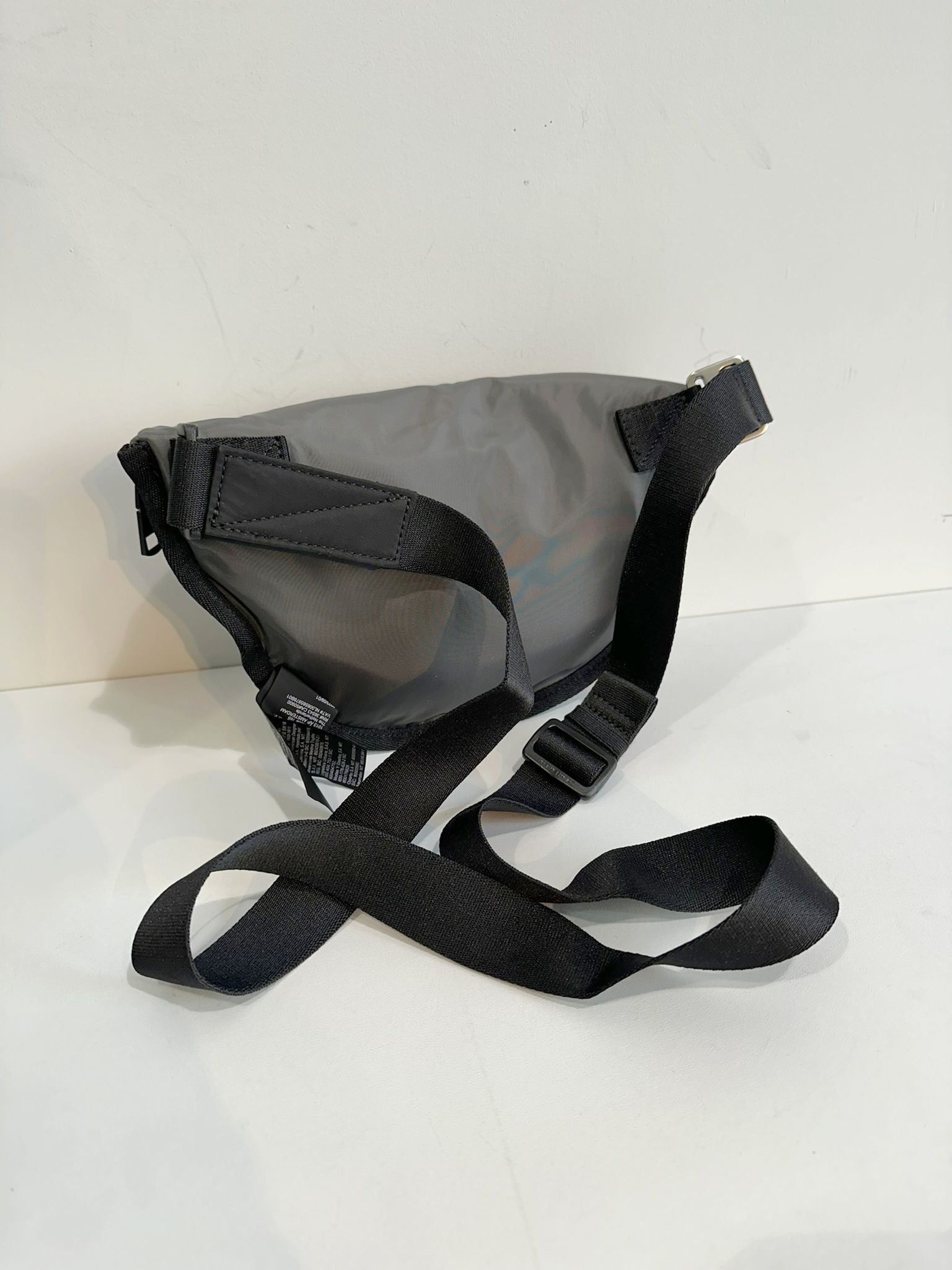 REVERSIBLE REV ZIP SADDLE BAG 28 / HH3830 / リバーシブルボディーバッグ / ブラック×グレー
