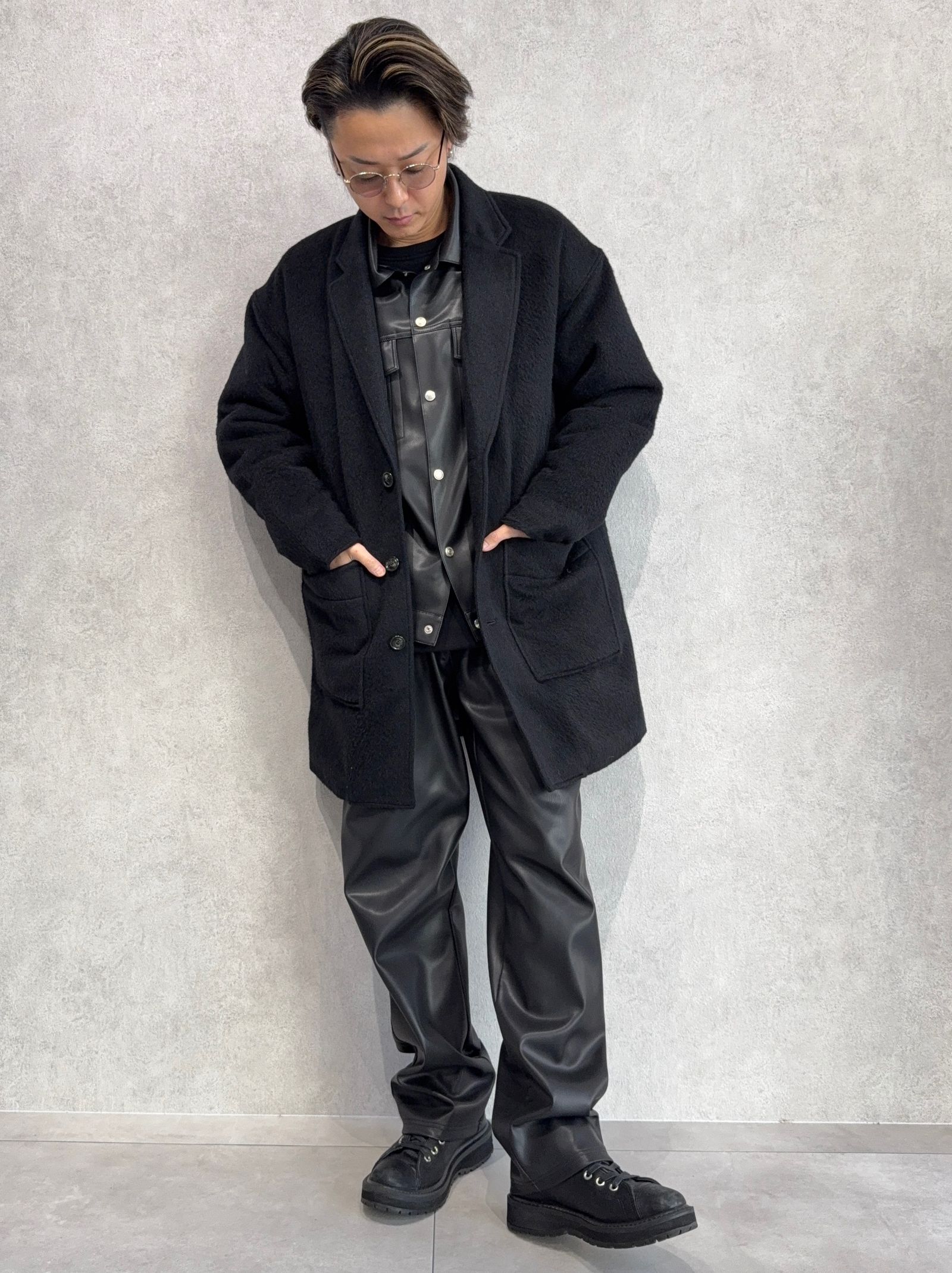 レザーセットアップにコートの真冬コーデ