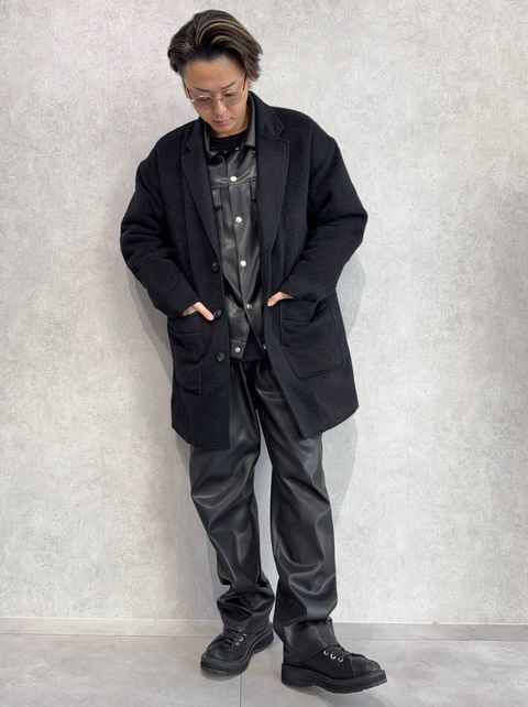 レザーセットアップにコートの真冬コーデ