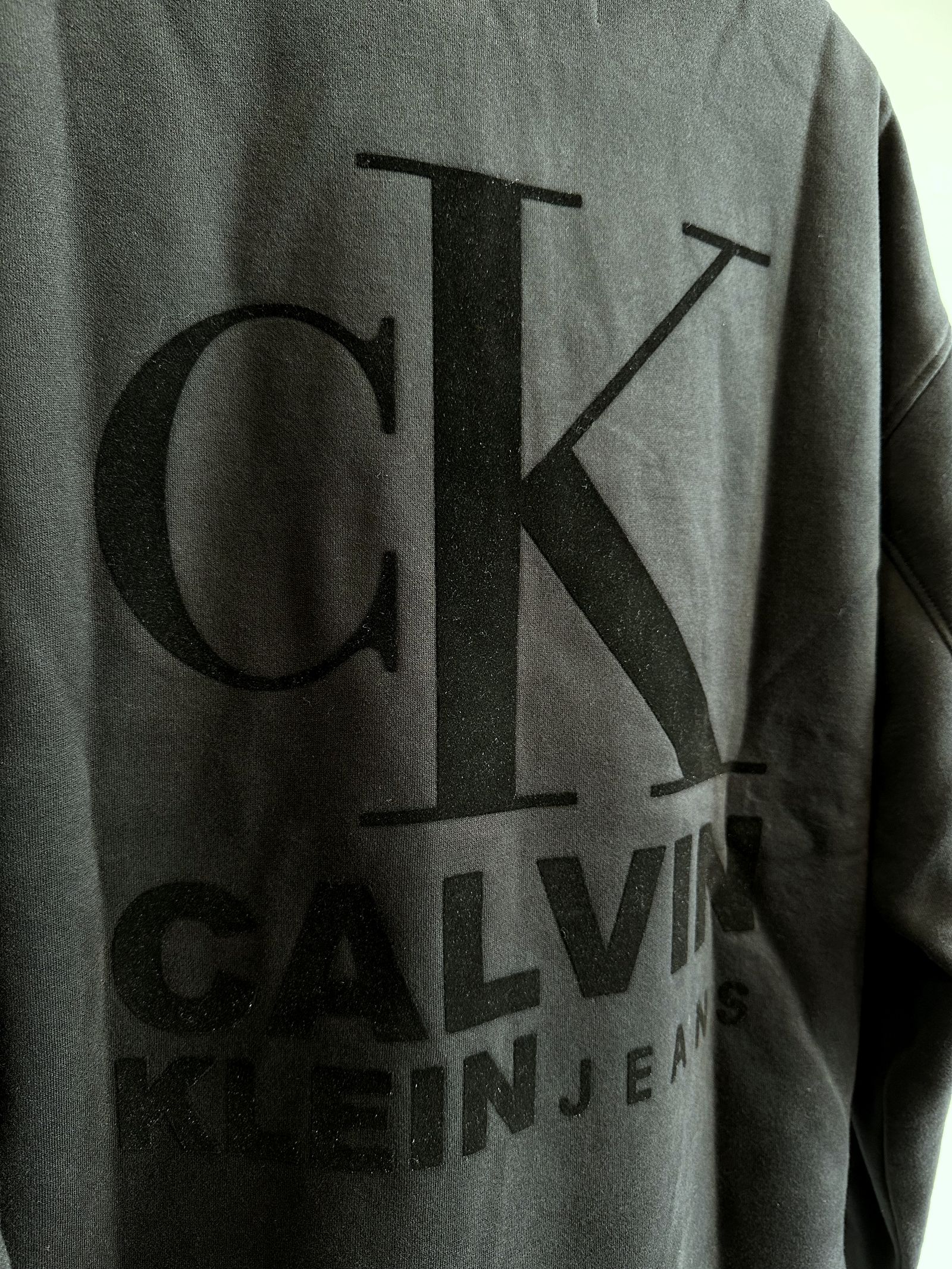 Calvin Klein - フロッキーロゴ ハーフジップスウェット / J324100