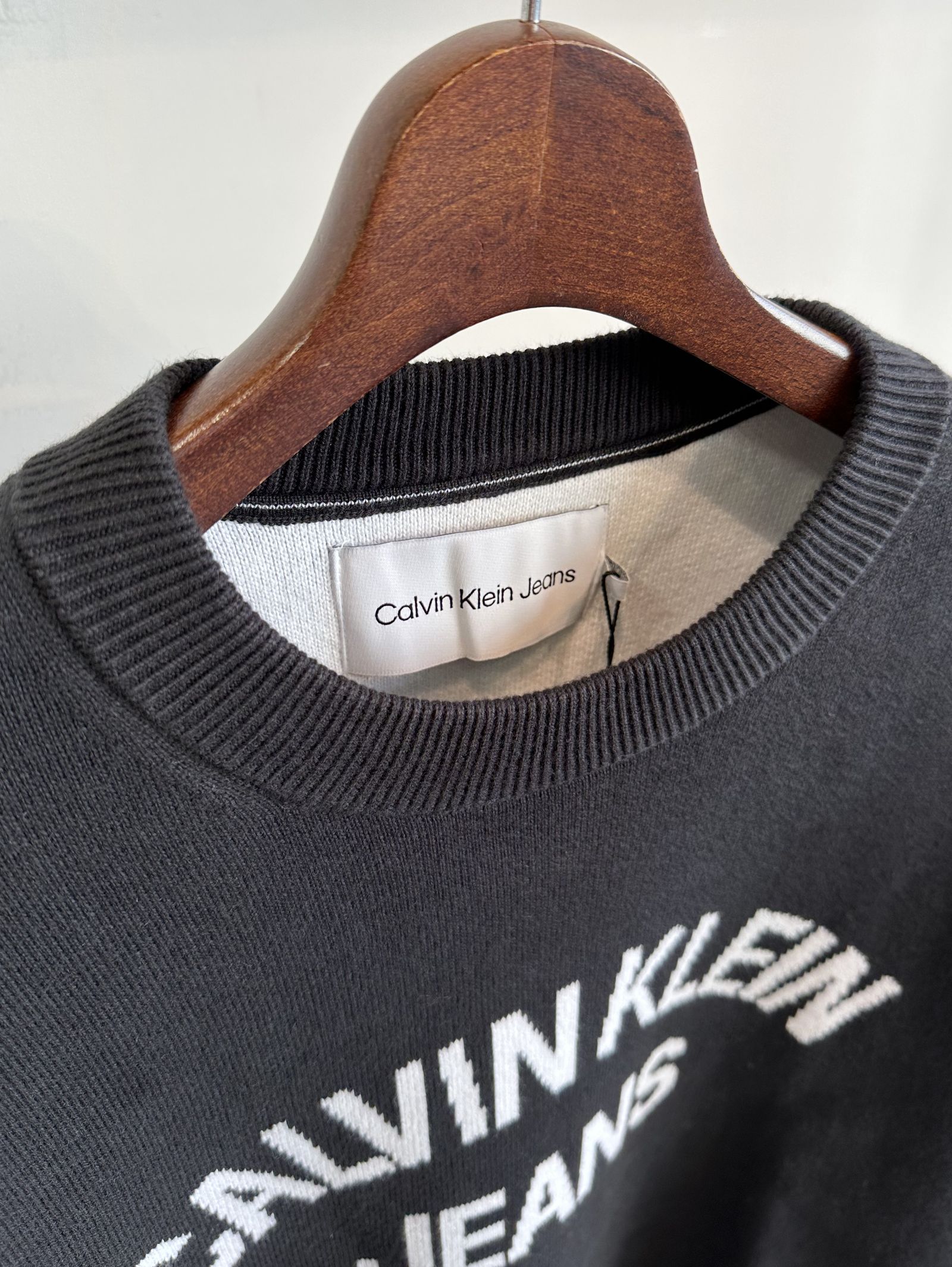 Calvin Klein - バーシティクルーネックセーター / J324493 / ブラック