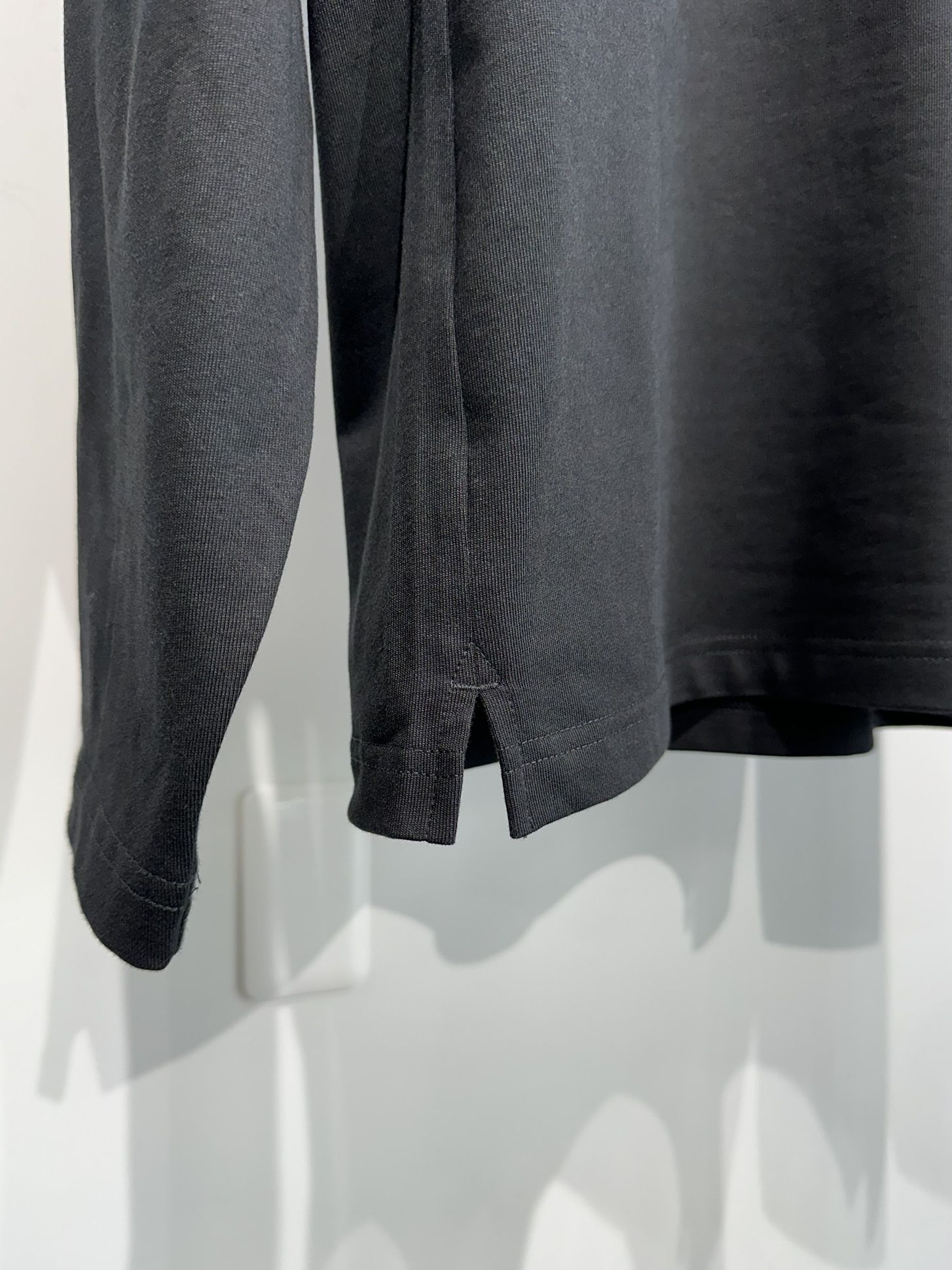 レギュラーインスティテューショナルロゴロングスリーブTシャツ / J326597 / ブラック