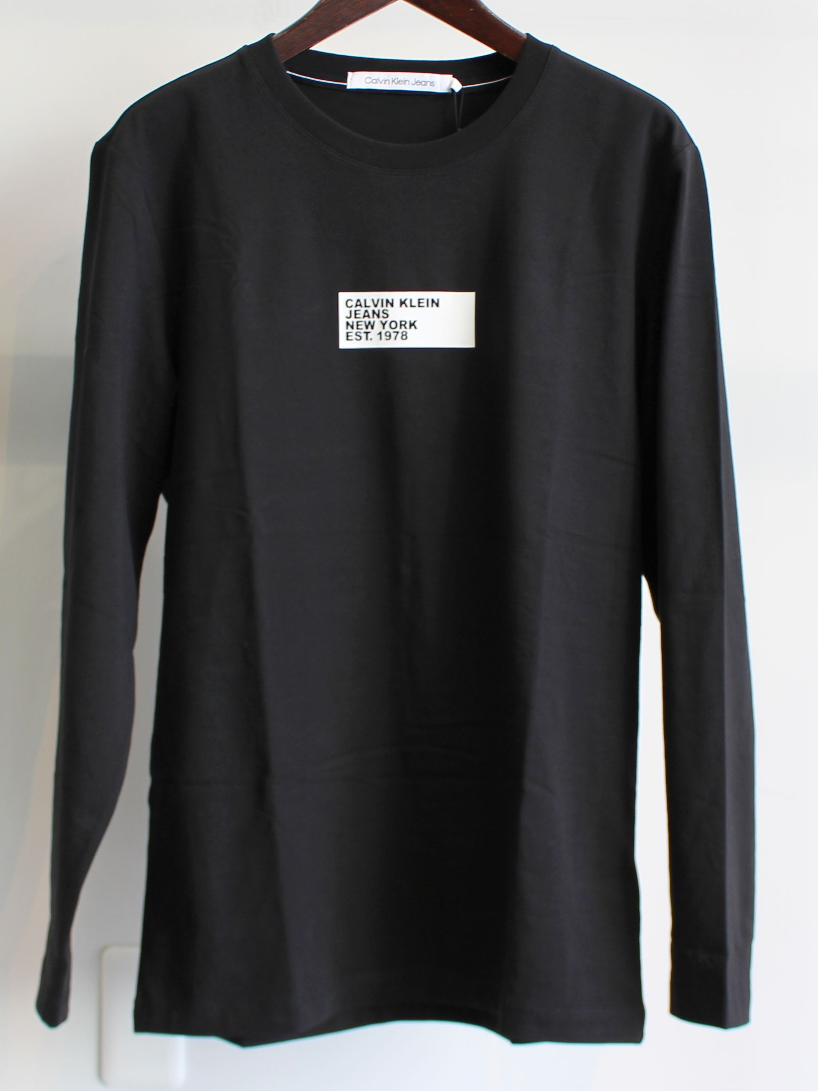 スモールボックスロゴ スリムフィット ロングスリーブTシャツ / J324497 / ブラック