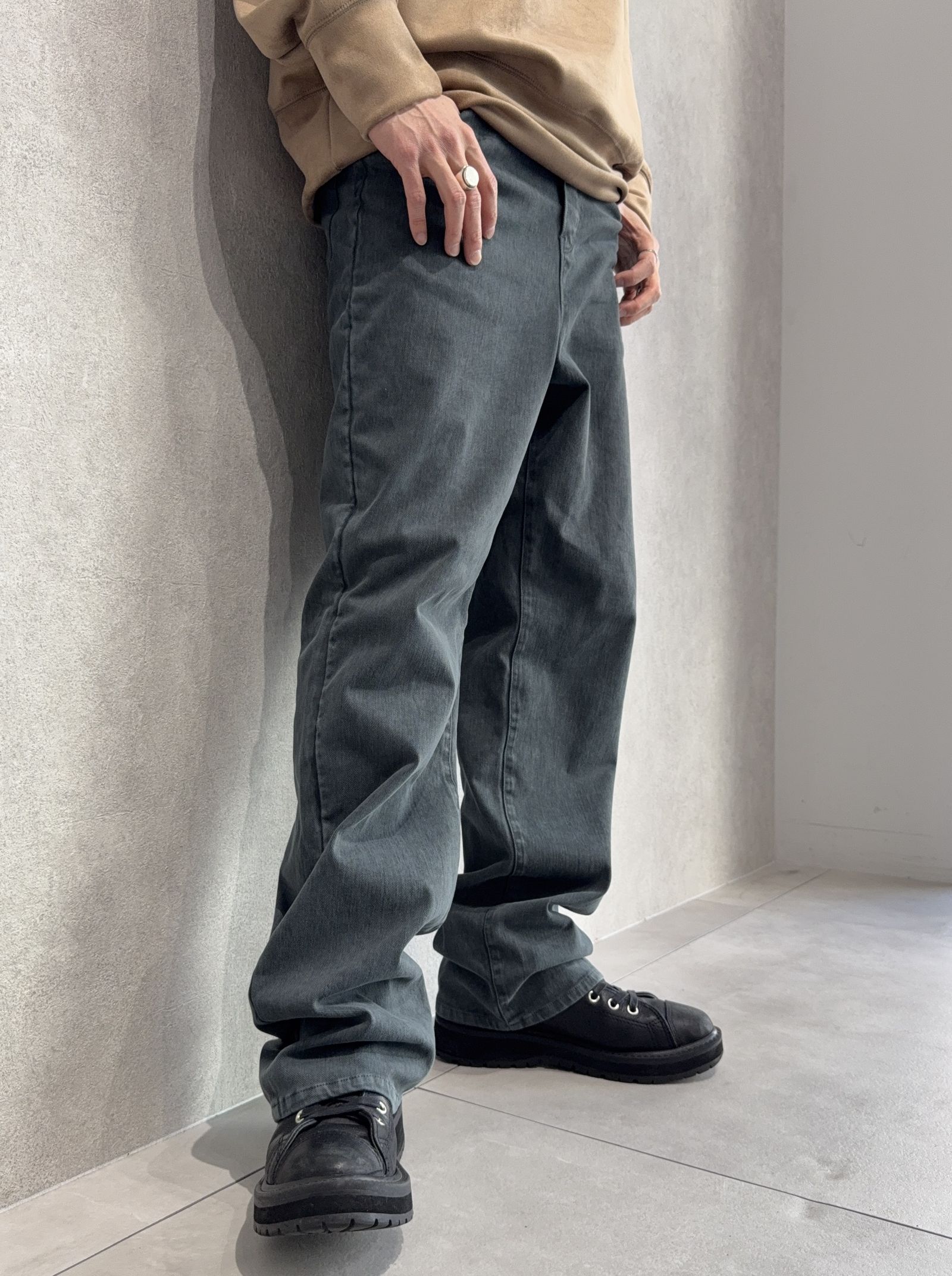 ケミカルウォッシュデニム×スエードトレーナーの新作コーデ