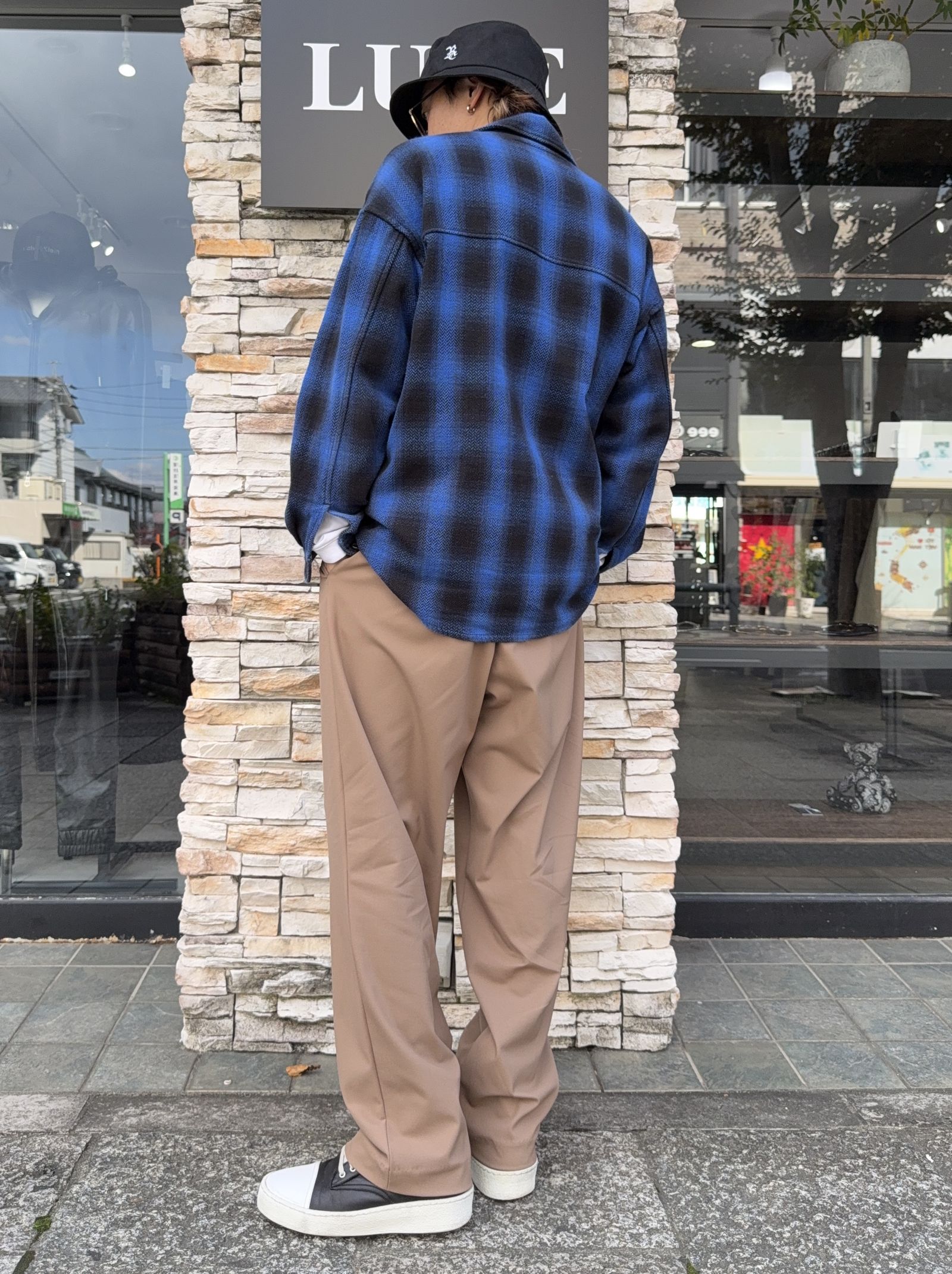 ブルーチェックCPOにブラウンパンツの秋コーデ