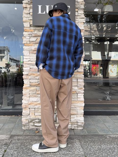 ブルーチェックCPOにブラウンパンツの秋コーデ