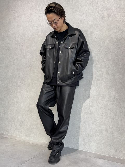 レザーセットアップにコートの真冬コーデ