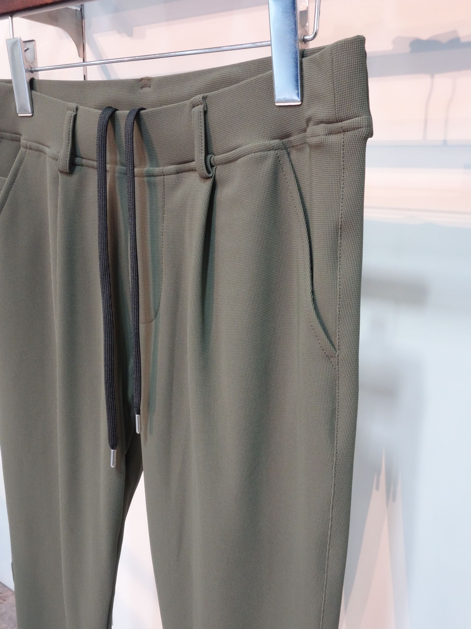 CHRIS EASY TUCK PANTS / RC24-ST-016T / イージータックパンツ / カーキ