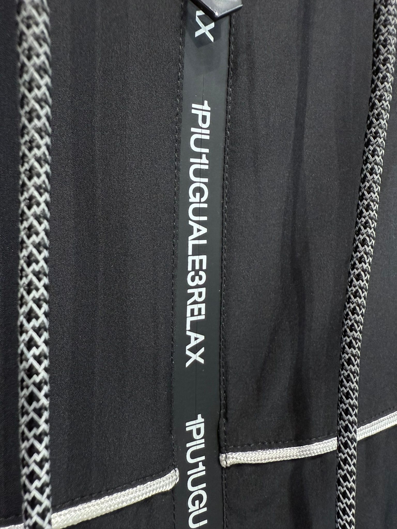 1PIU1UGUALE3 ブラック フーディ S 1PIU1UGUALE3 RELAX - ビックファスナーバック刺繍ロゴパーカー
