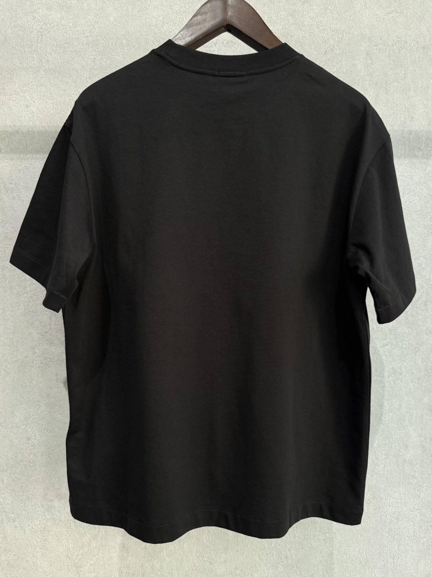 スタンダードロゴ リラックスクルーネックTシャツ / 40HM228 / UB1(ブラック)