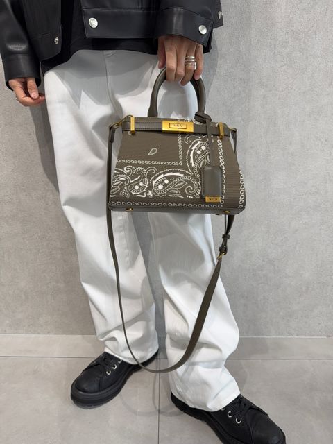 バッグで差し色コーデ