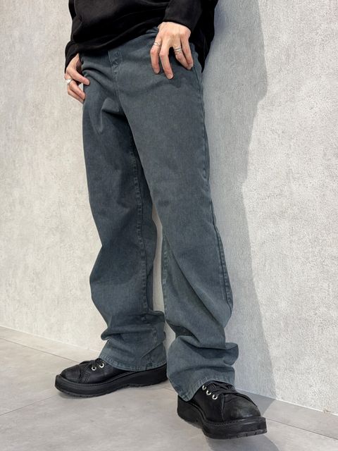 ケミカルウォッシュデニム×スエードトレーナーの新作コーデ