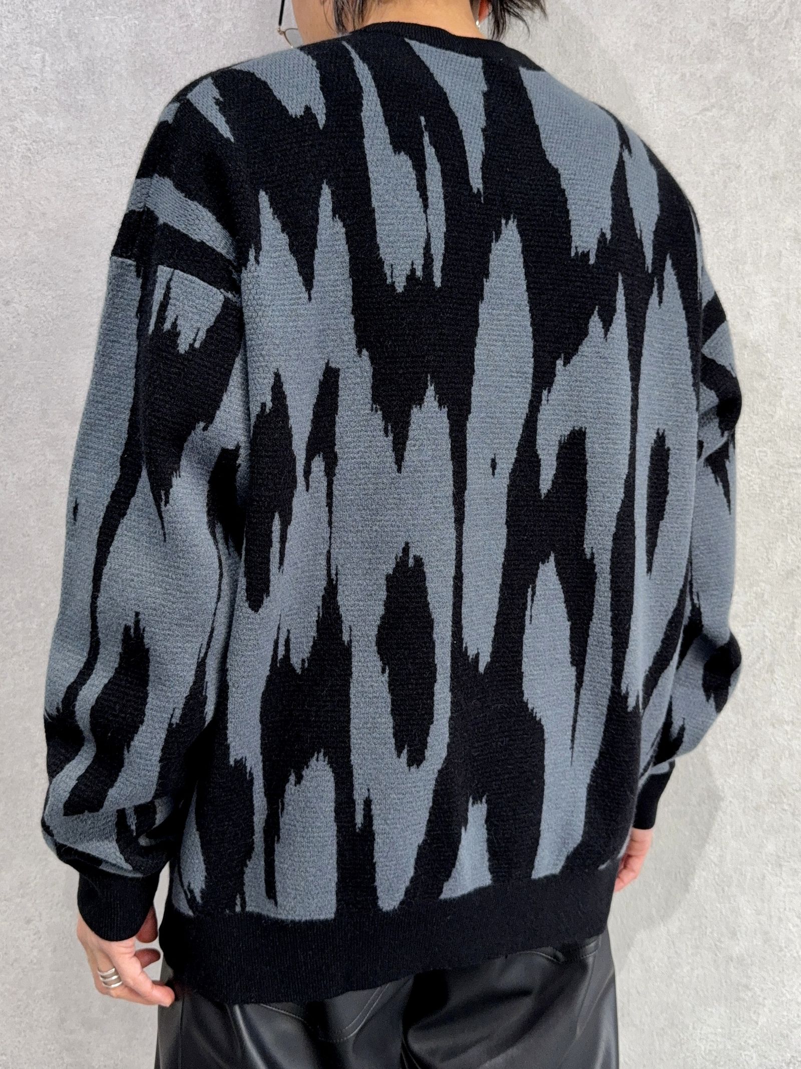 アブストラクトジャカードクルーネックセーター / 4RD310G / WD7(ブラック×ブルーグレー)