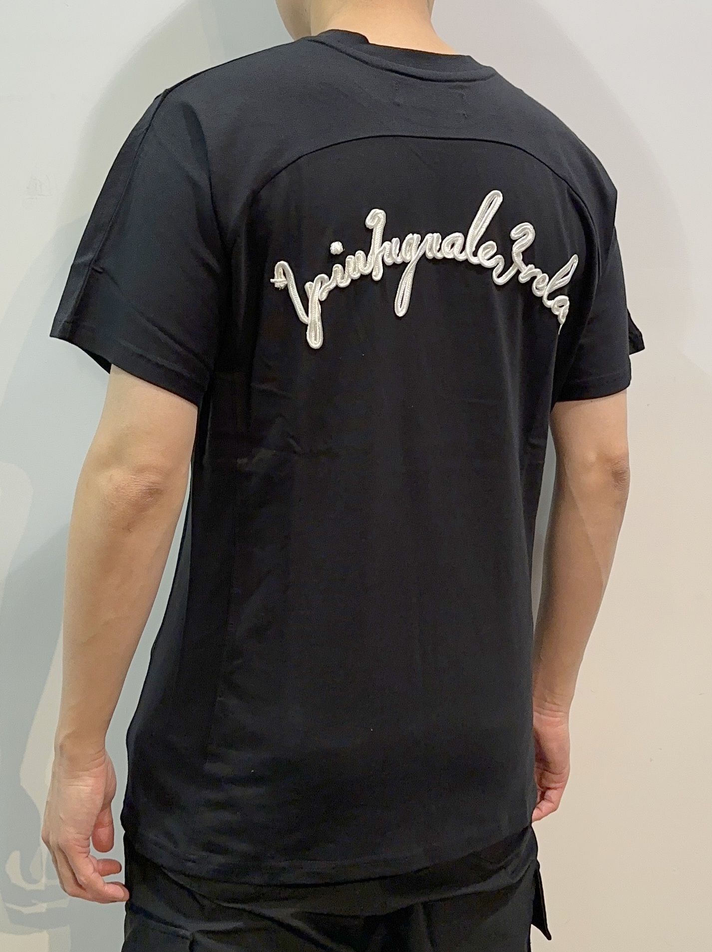 1PIU1UGUALE3 RELAX - コード刺繍バックロゴ半袖Tシャツ / ust-23010