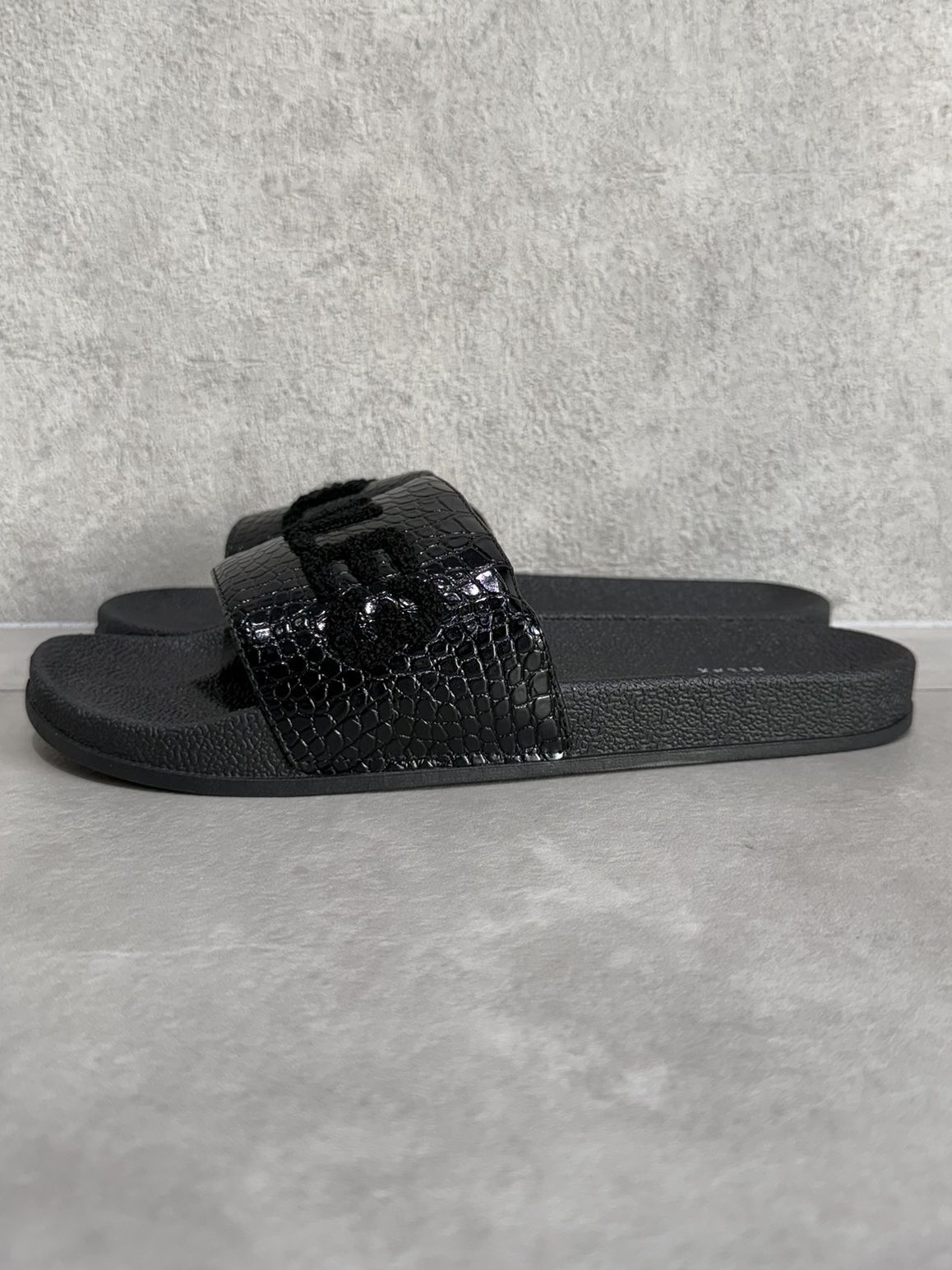 ロゴ刺繍クロコシャワーサンダル / usx-26011 / ブラックB