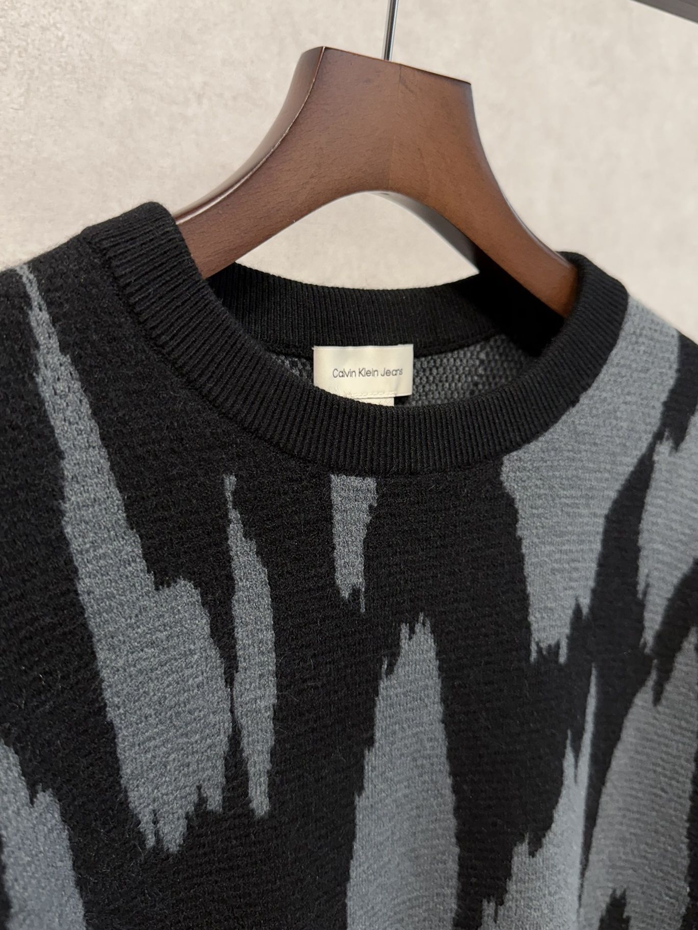 アブストラクトジャカードクルーネックセーター / 4RD310G / WD7(ブラック×ブルーグレー)