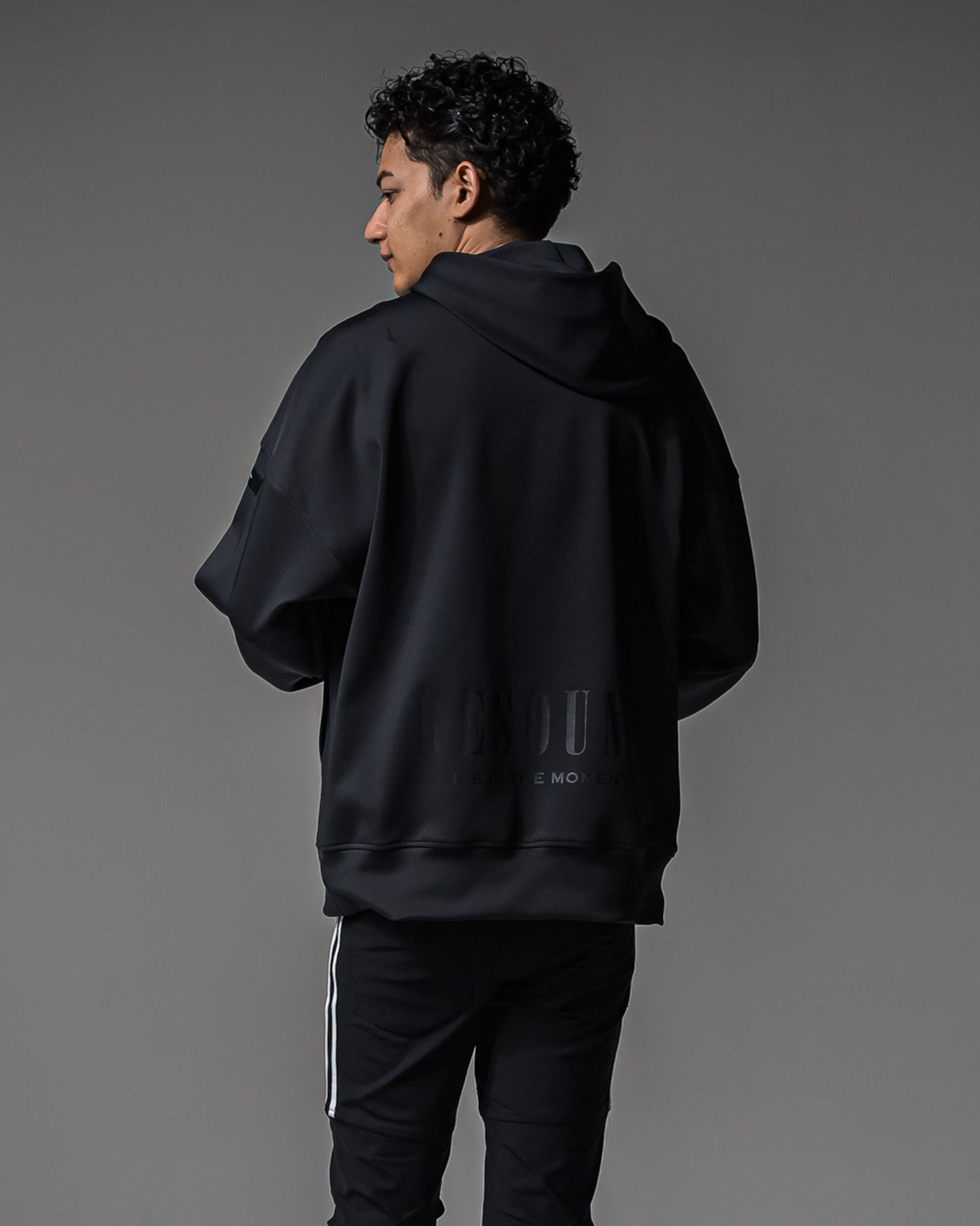 BACK ID LOOSE HOODIE / RC37-C-006 / バックロゴパーカー / ブラック (9月中旬入荷予定)