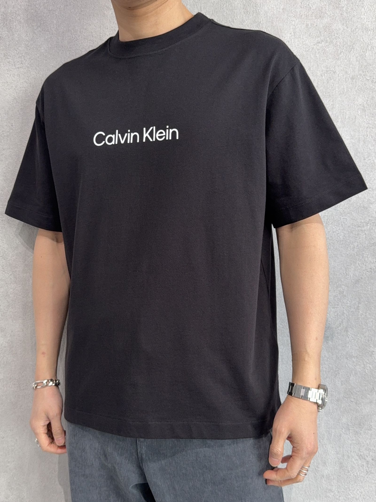 スタンダードロゴ リラックスクルーネックTシャツ / 40HM228 / UB1(ブラック)