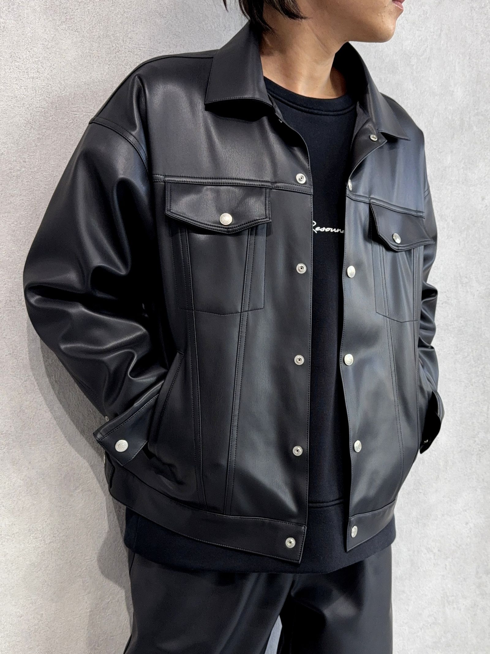 レザーセットアップにコートの真冬コーデ