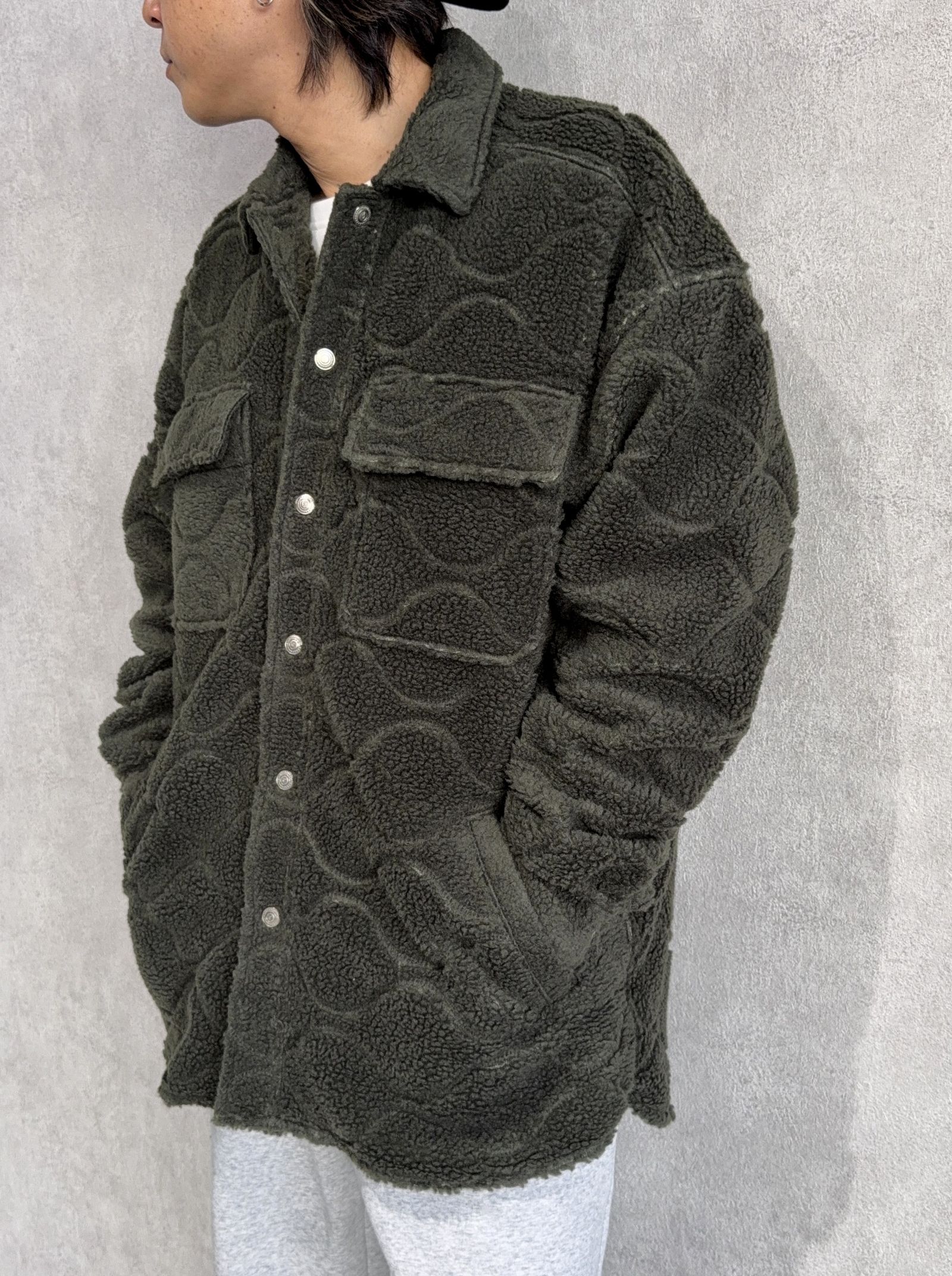 保温性の高いキルティングボアCPOで冬コーデ