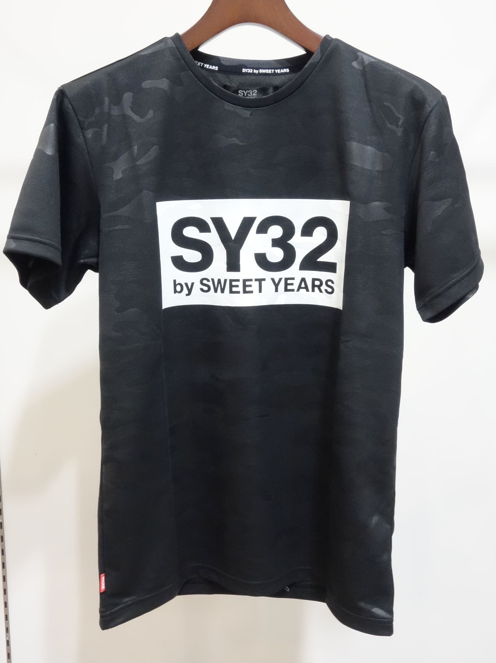 EMBOSS CAMO BOX LOGO TEE / TNS1728 / プリントTシャツ