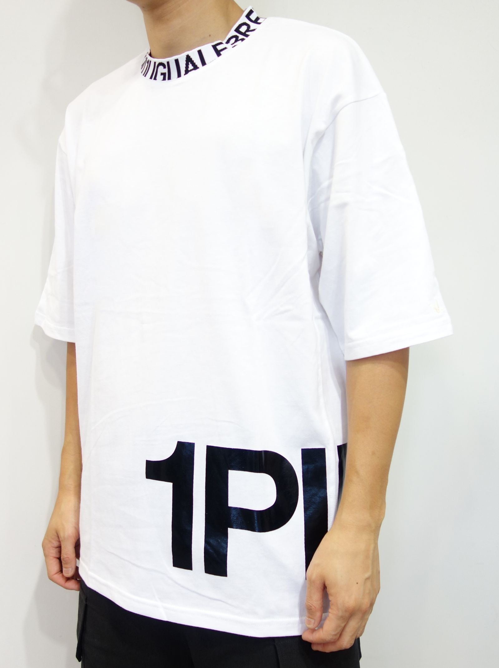 1PIU1UGUALE3 RELAX - ワイドネックロゴ半袖Tシャツ / ust-21042 | LUKE