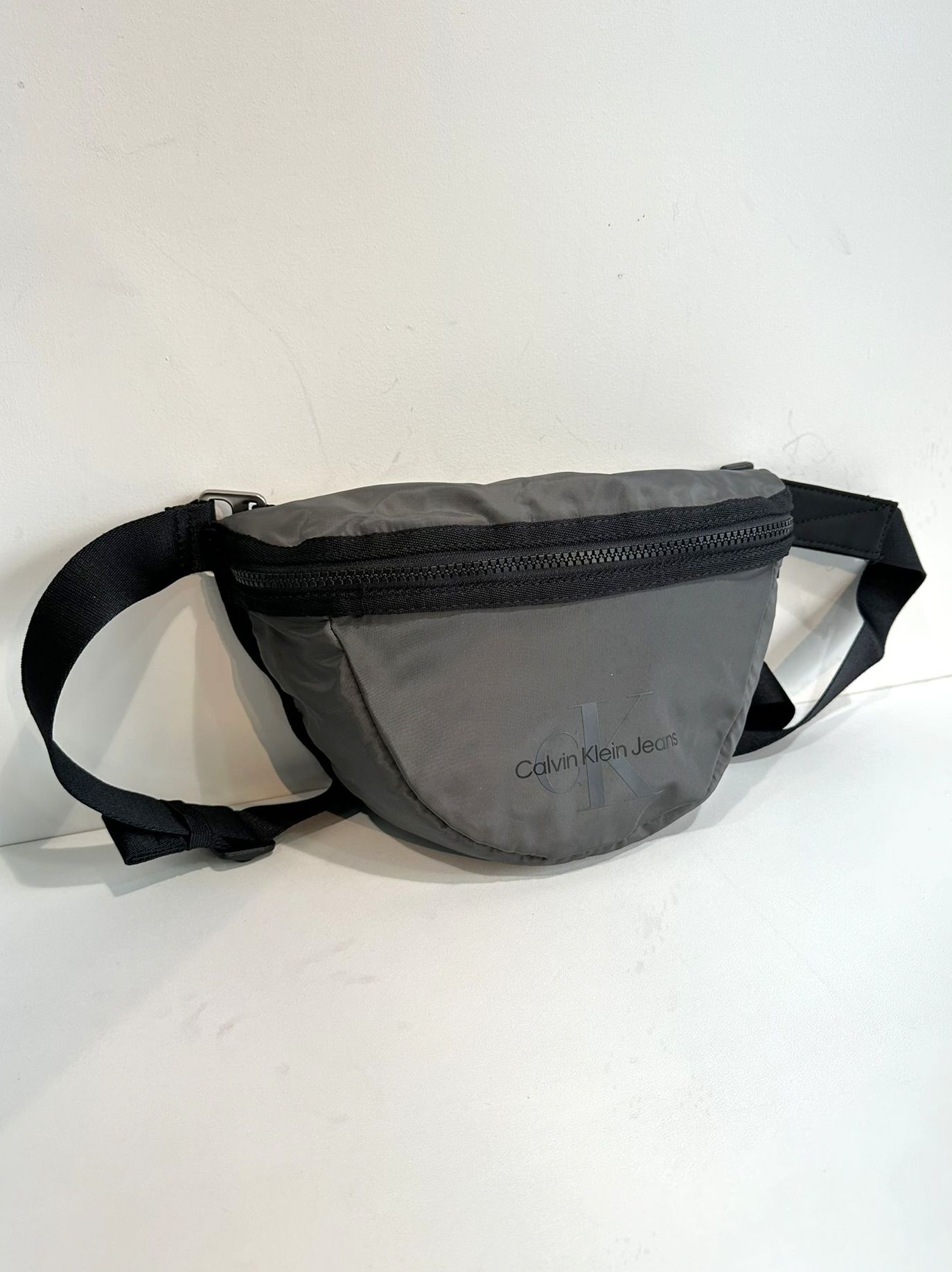 Calvin Klein - REVERSIBLE REV ZIP SADDLE BAG 28 / HH3830