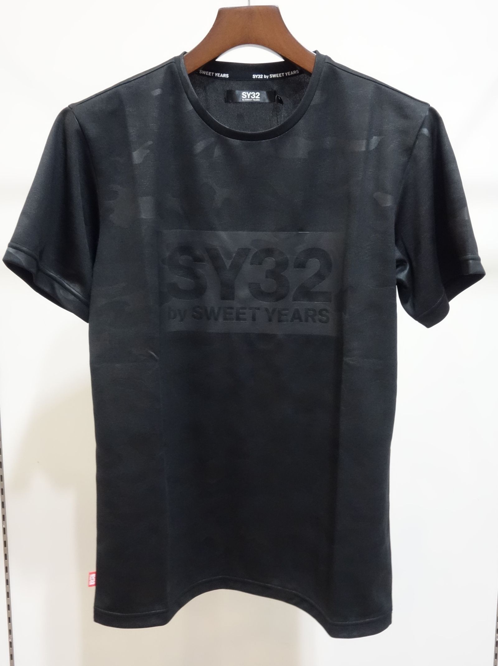 EMBOSS CAMO BOX LOGO TEE / TNS1728 / プリントTシャツ