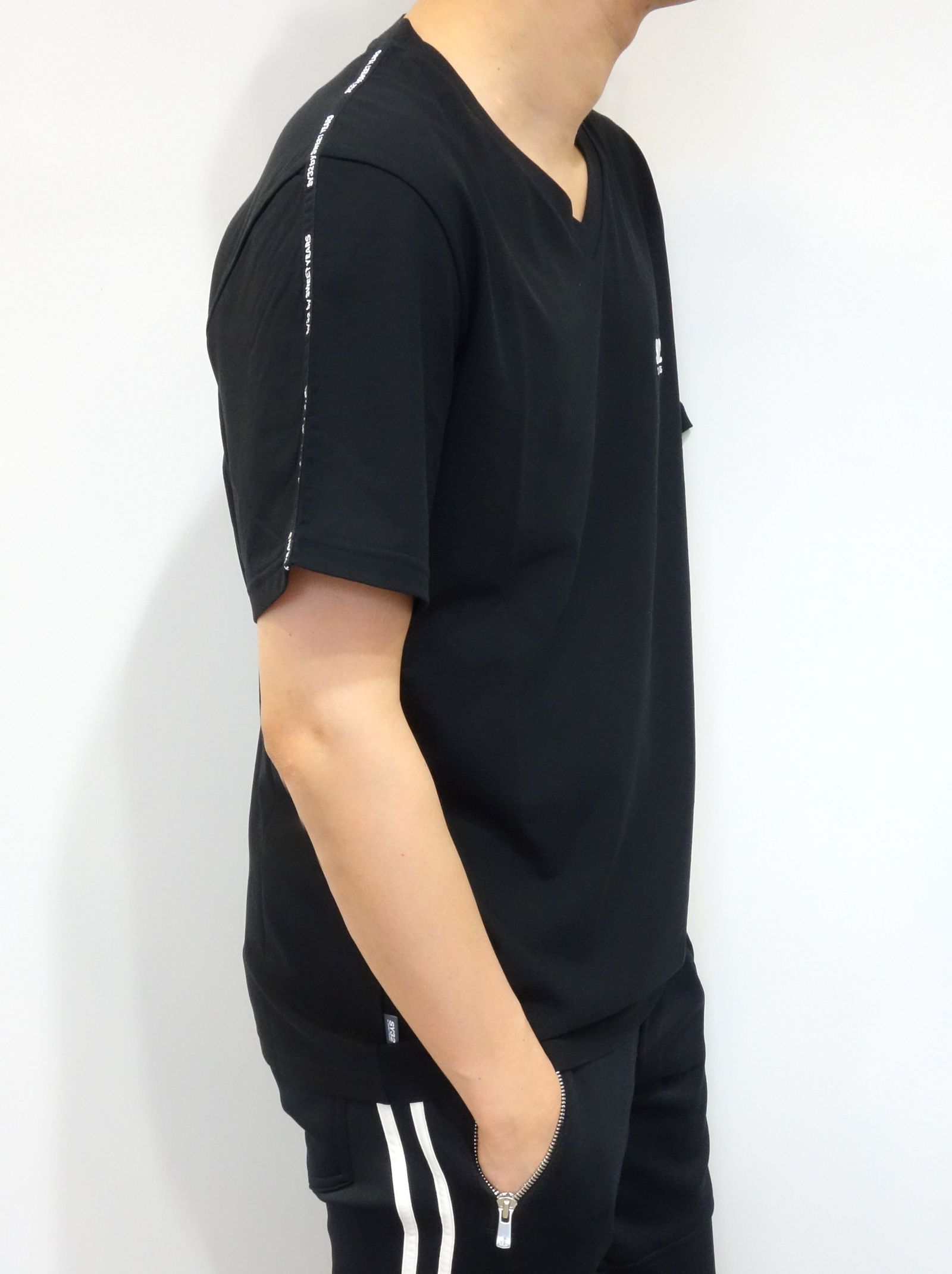 V NECK LOGO TAPE TEE / 11452 / プリントTシャツ