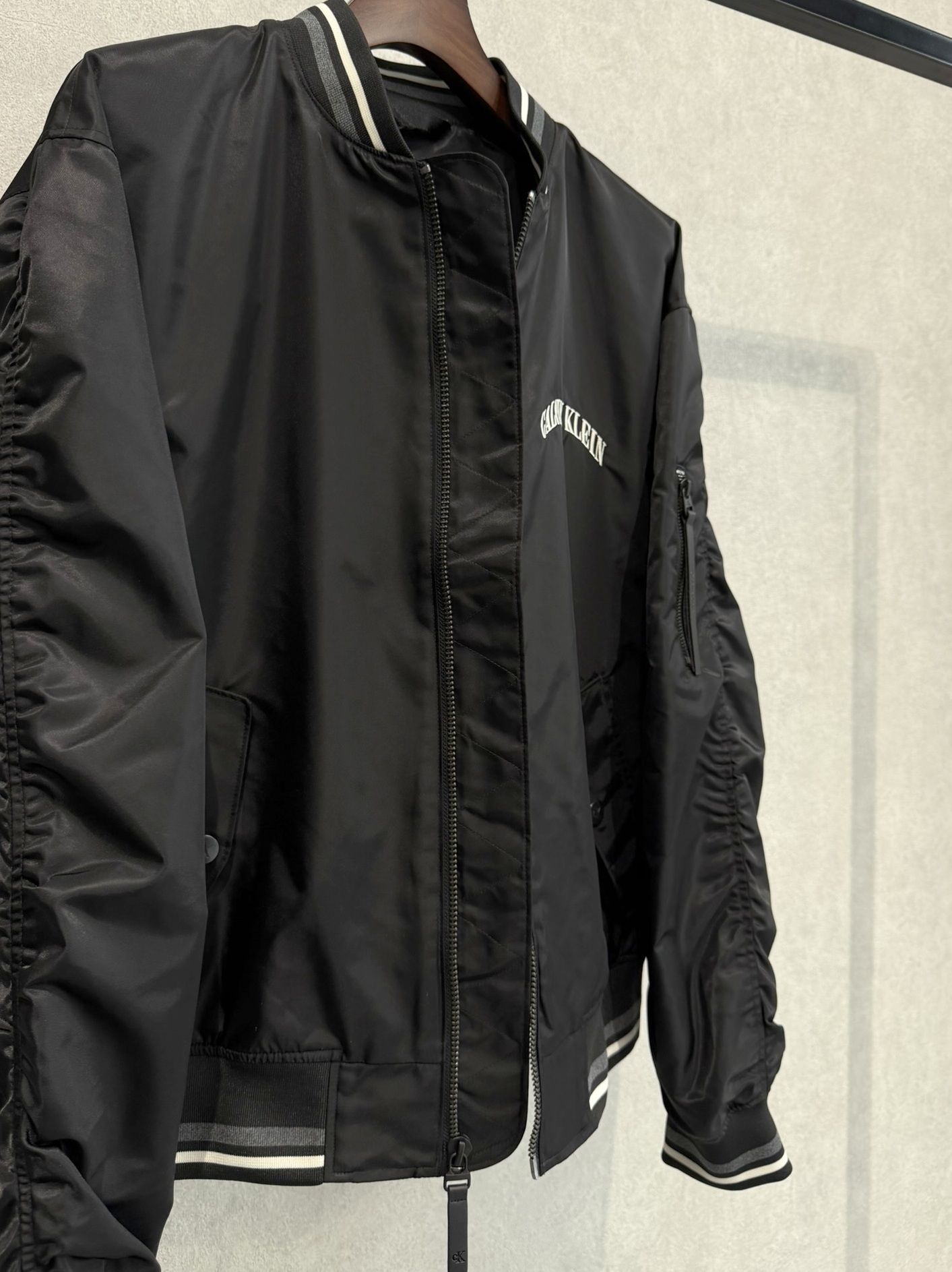 【BTSジョングク着用】ナイロンジップアップブルゾン / 4RF510G / UB1(ブラック)