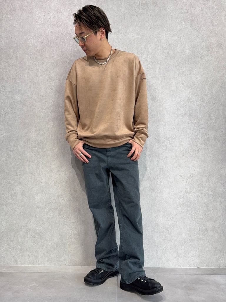 ケミカルウォッシュデニム×スエードトレーナーの新作コーデ
