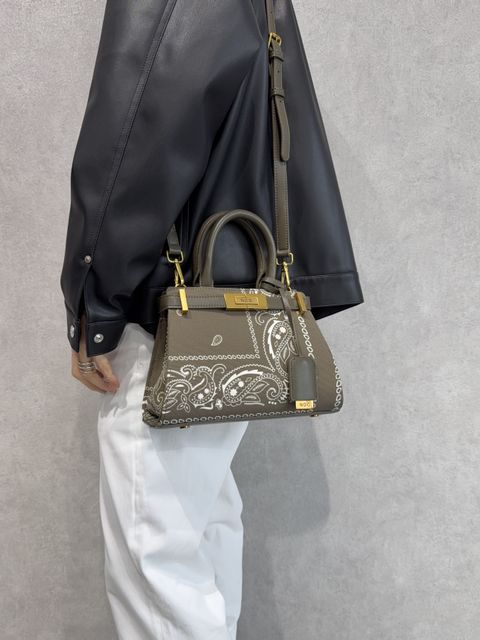 バッグで差し色コーデ