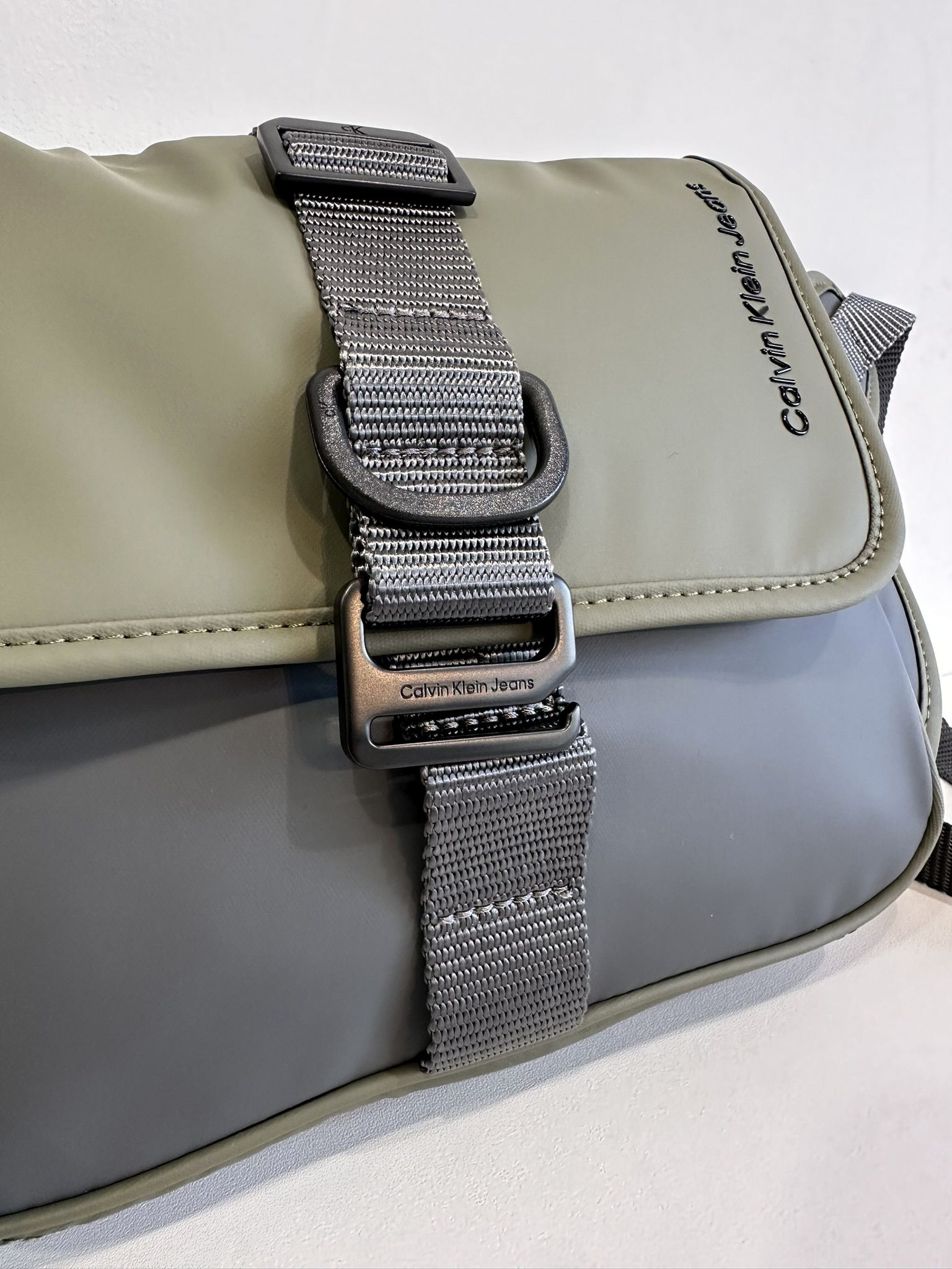 UTILITARIAN CAMERA WAISTBAG 22 / HH3834 / ボディーバッグ / カーキ×グレー