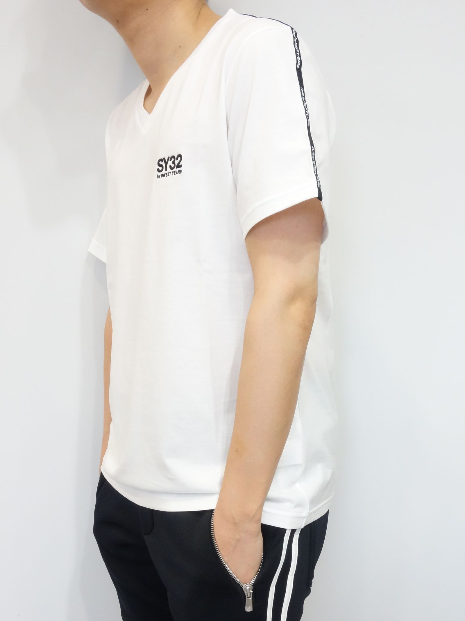 V NECK LOGO TAPE TEE / 11452 / プリントTシャツ