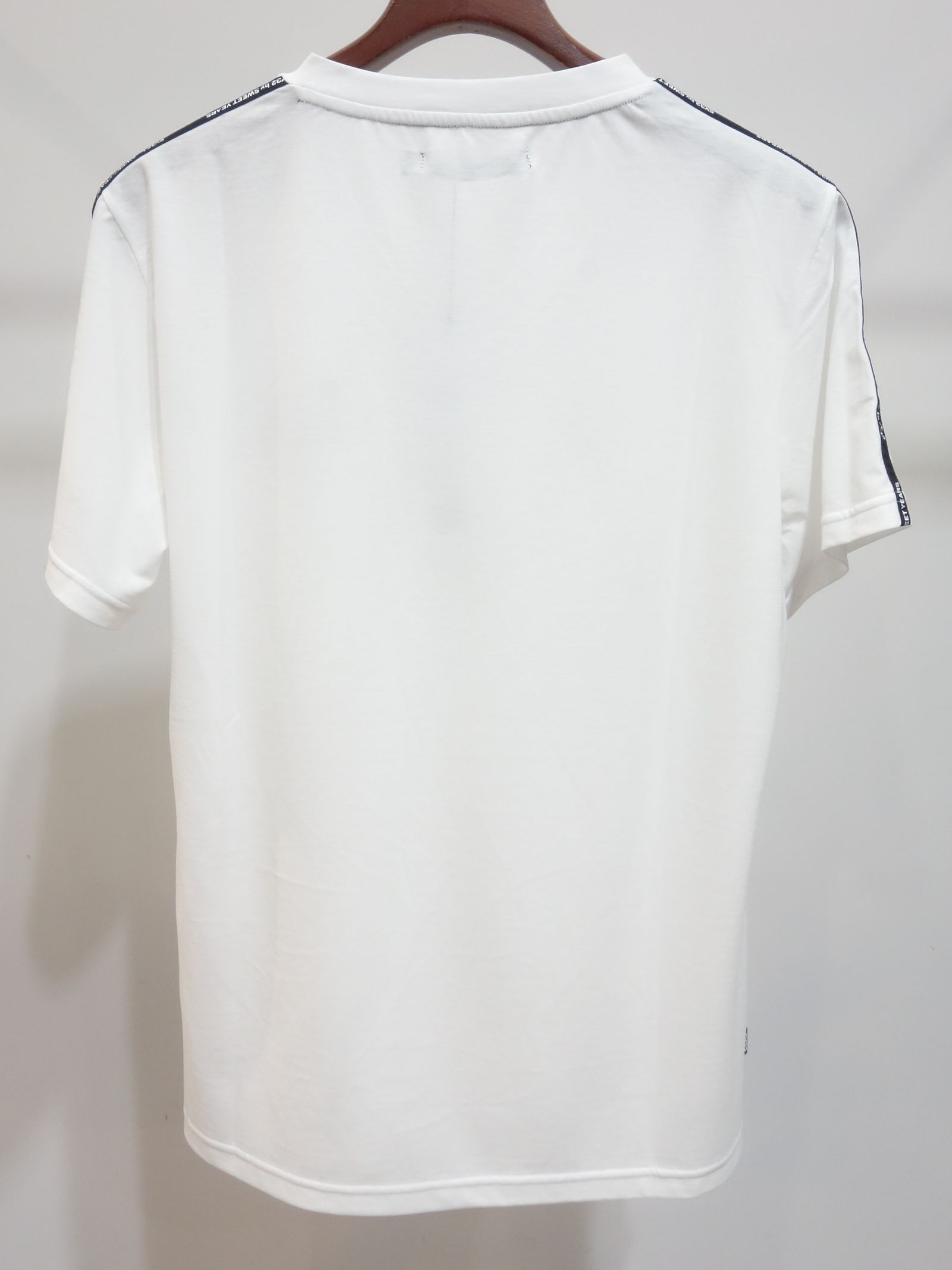 V NECK LOGO TAPE TEE / 11452 / プリントTシャツ