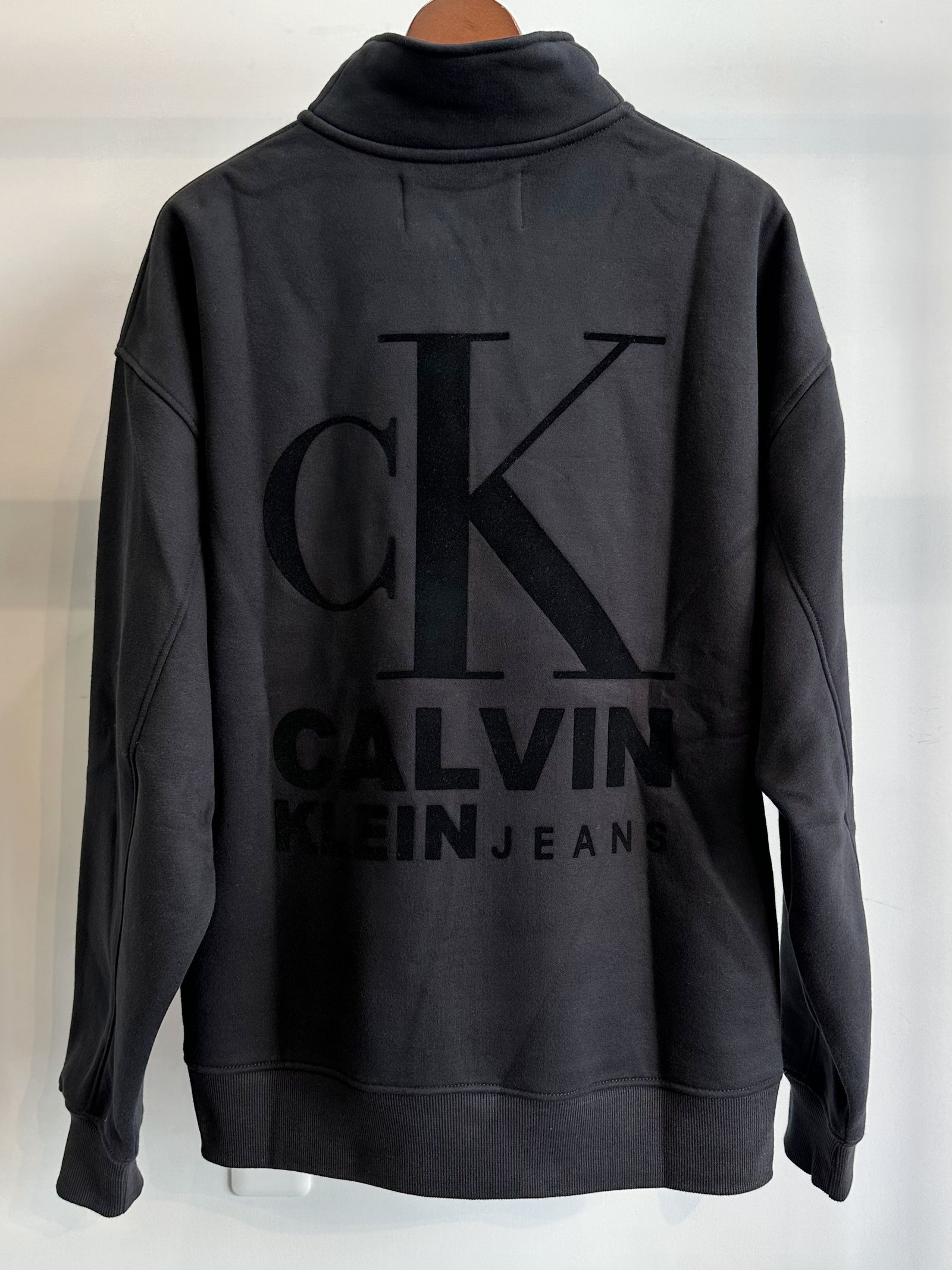 Calvin Klein - フロッキーロゴ ハーフジップスウェット / J324100