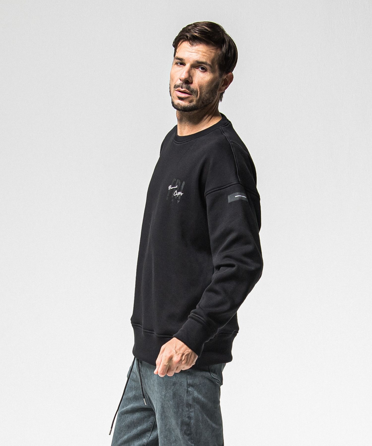 【FRIDAYコラボ】 FRIDAY STANDARD LOGO VELOURS FLEECE TRAINER / RCF1-C-004 / 裏起毛FRIDAYスタンダードロゴトレーナー / ブラック (11月上旬入荷予定)