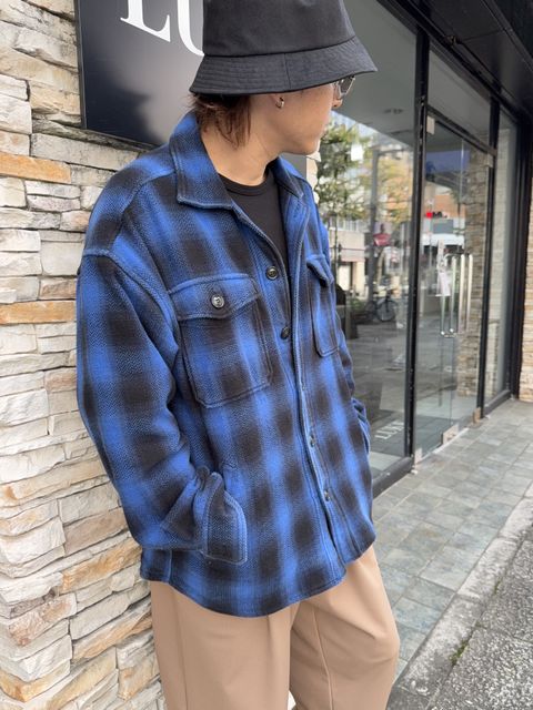 ブルーチェックCPOにブラウンパンツの秋コーデ